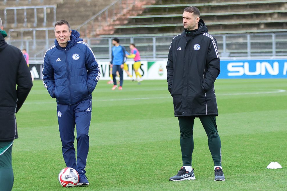 Jakob Fimpel und Pierre-Michel Lasogga stehen auf dem Spielfeld