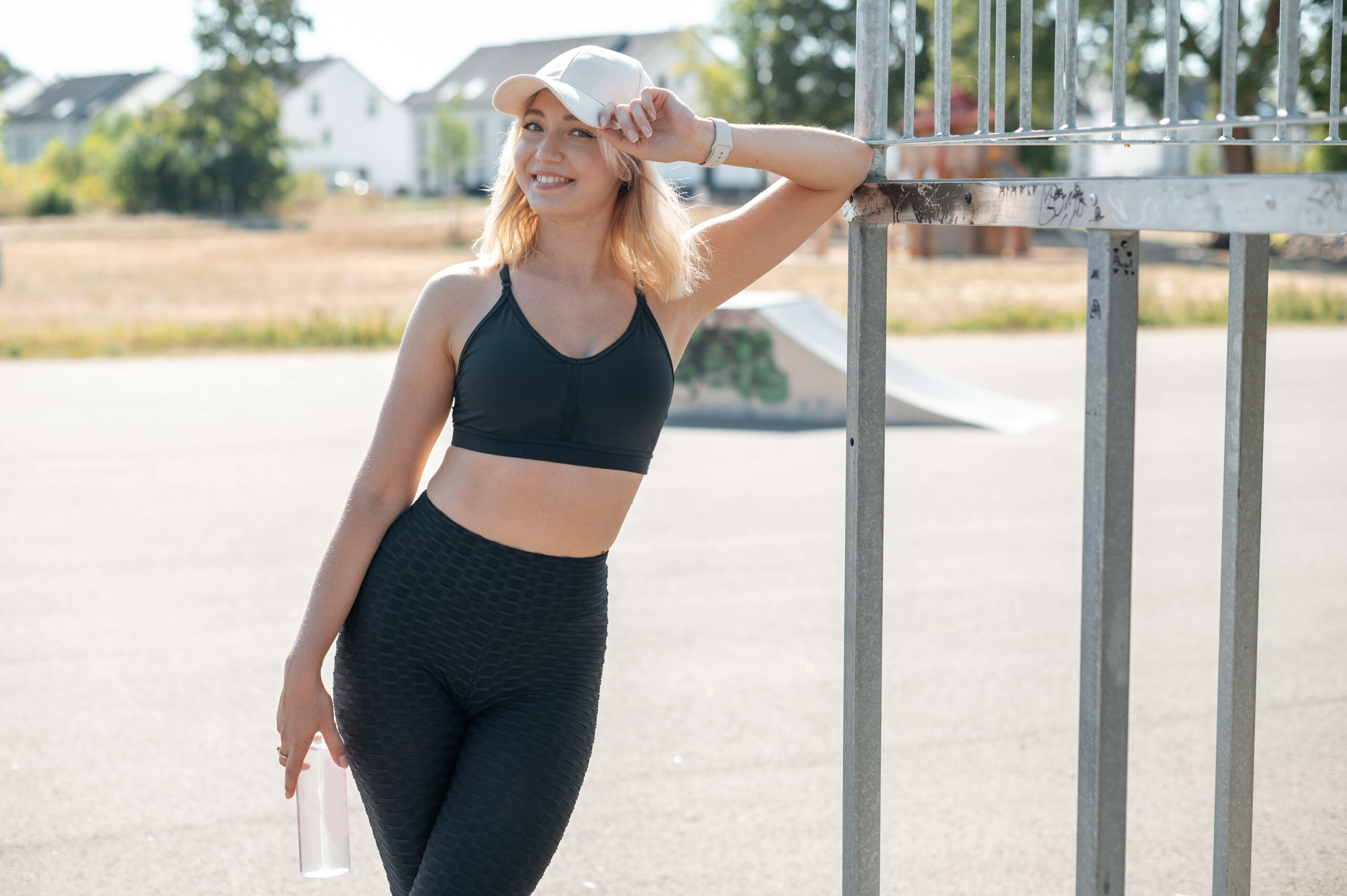 Eine Frau mit Sport-Leggings und Cap