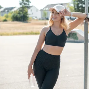 Eine Frau mit Sport-Leggings und Cap