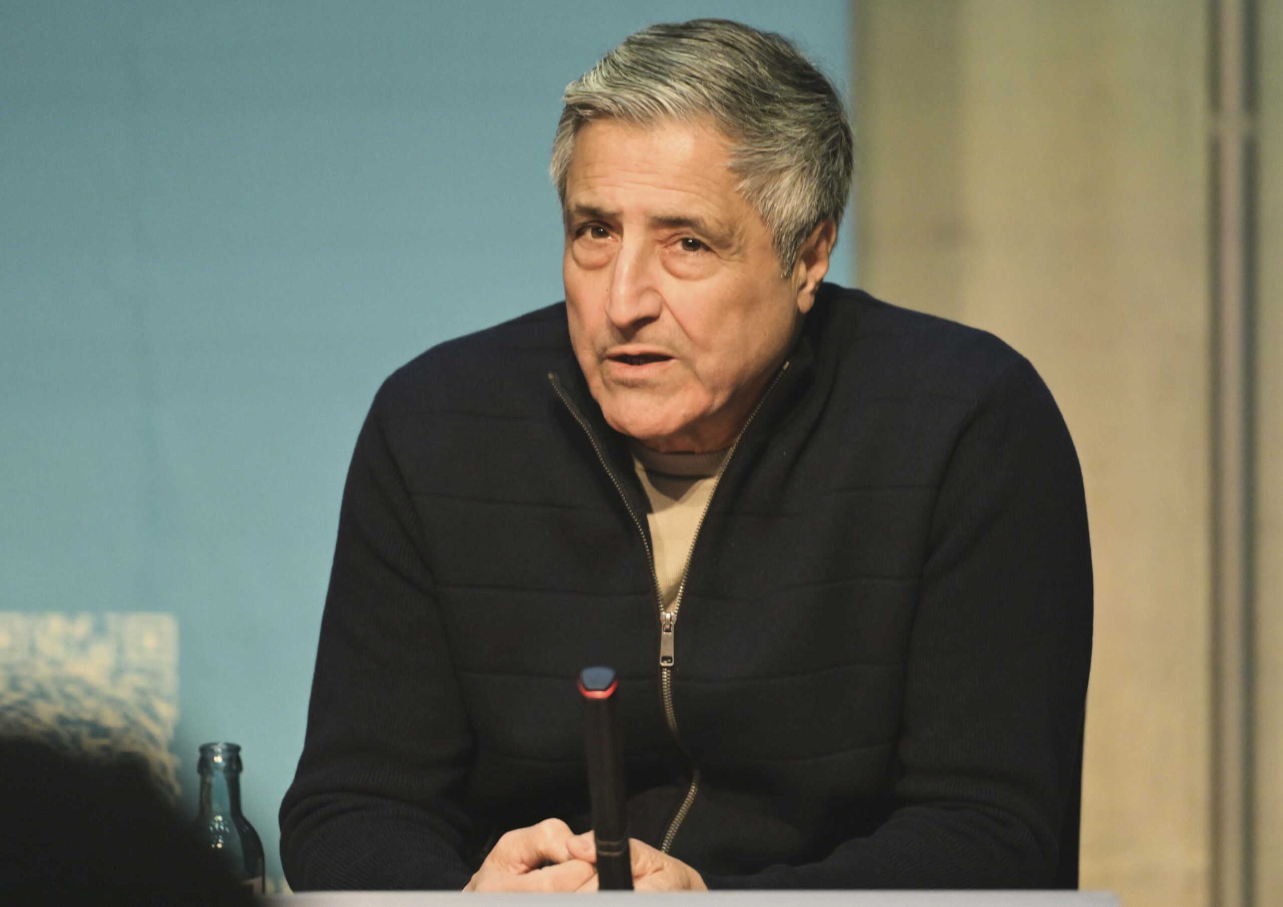 Kaweh Niroomand auf einer Pressekonferenz.