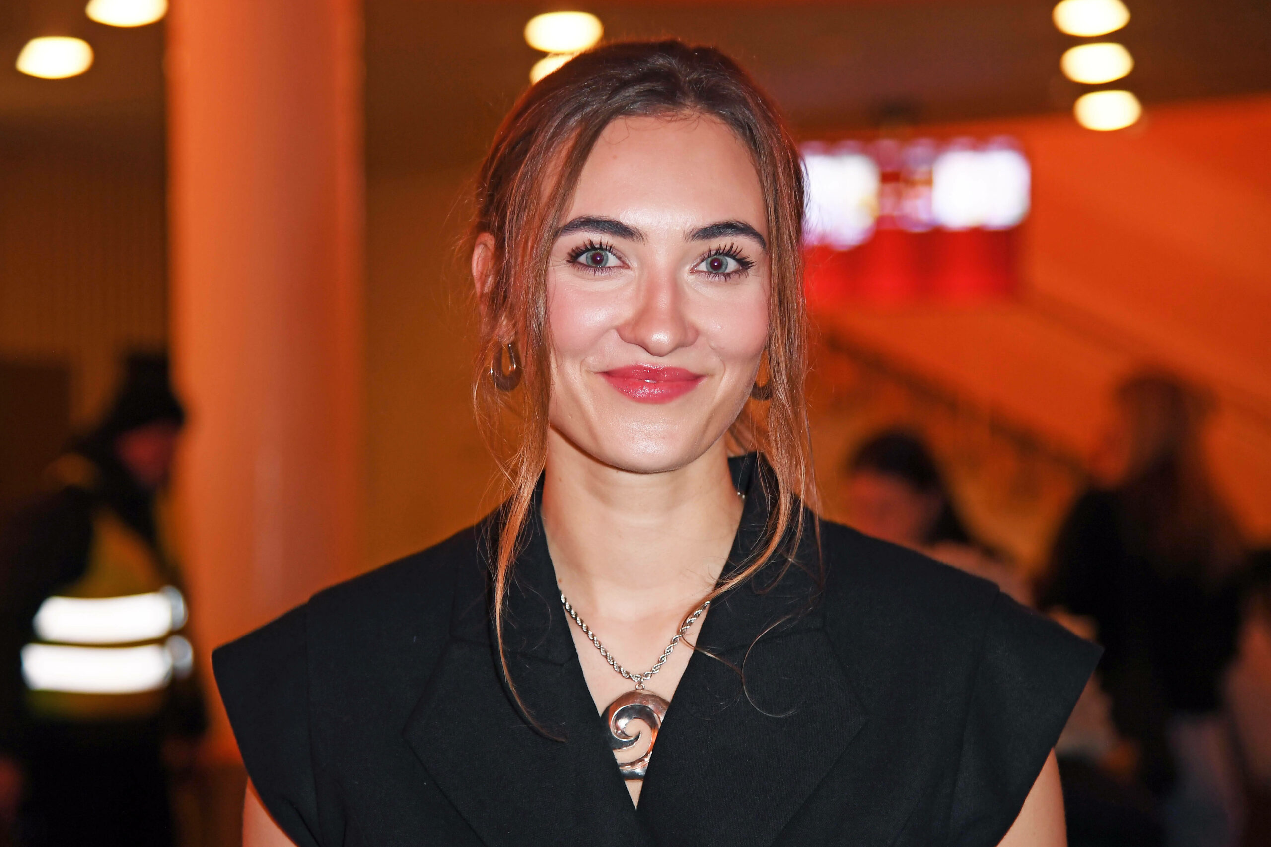 Emmy Pilawa bei der Premiere der SAT.1-Daily-Soap Ein Hof zum Verlieben im Zoo Palast in Berlin im Februar. Neben ihrer Schauspielkarriere arbeitet die 25-Jährige in einem Café.