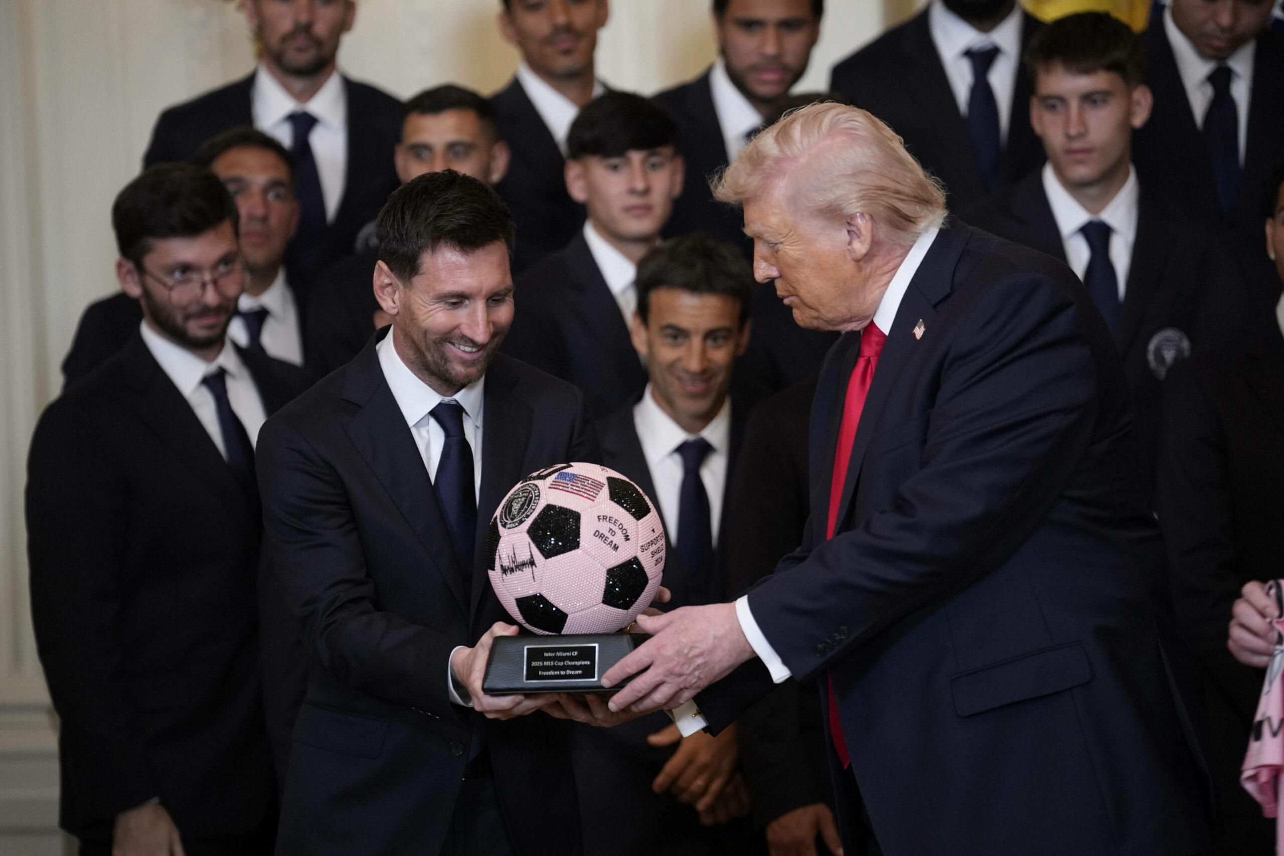 Donald Trump übergibt Lionel Messi eine Trophäe
