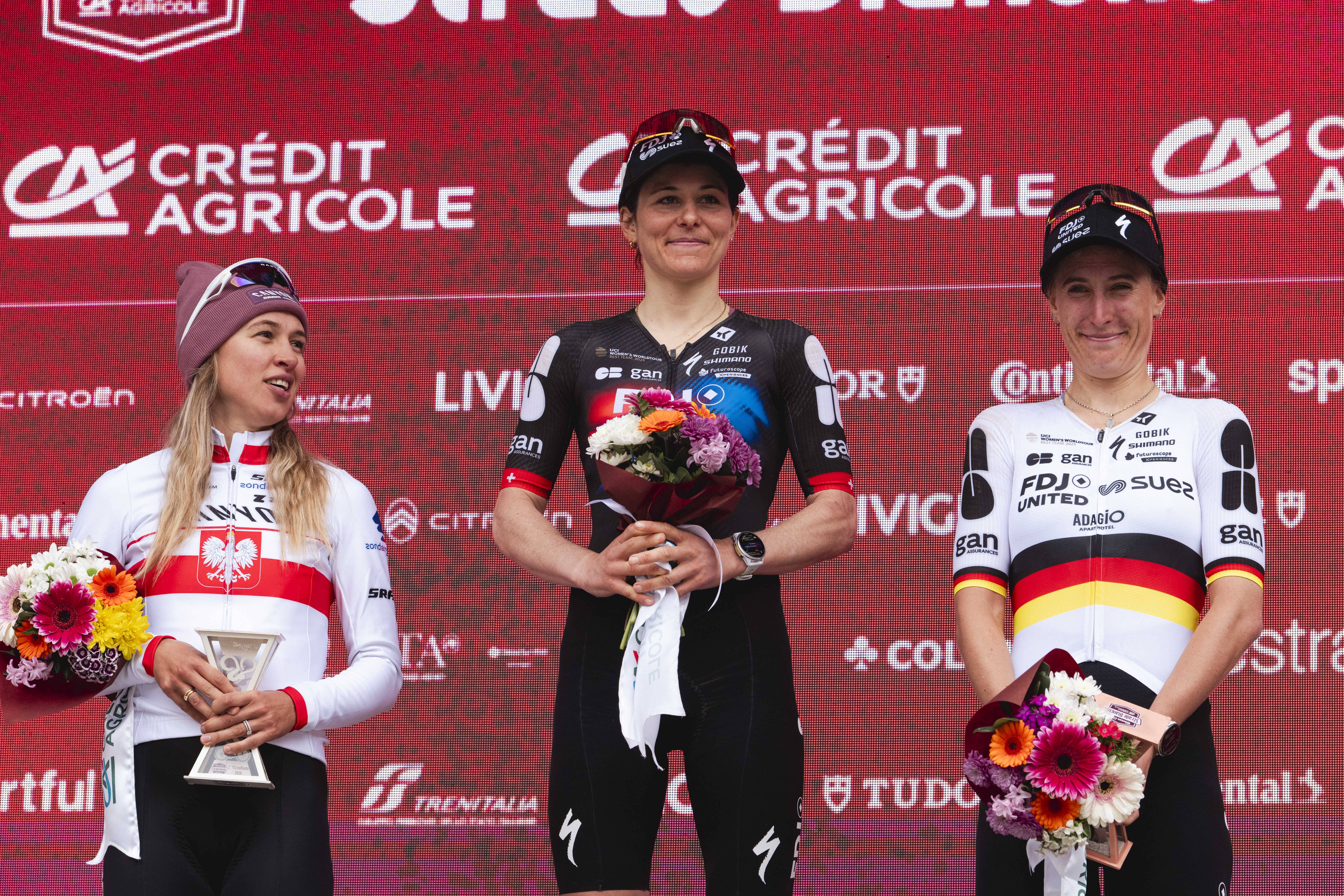 Die Siegerinnen der Strade Bianche stehen auf dem Podium