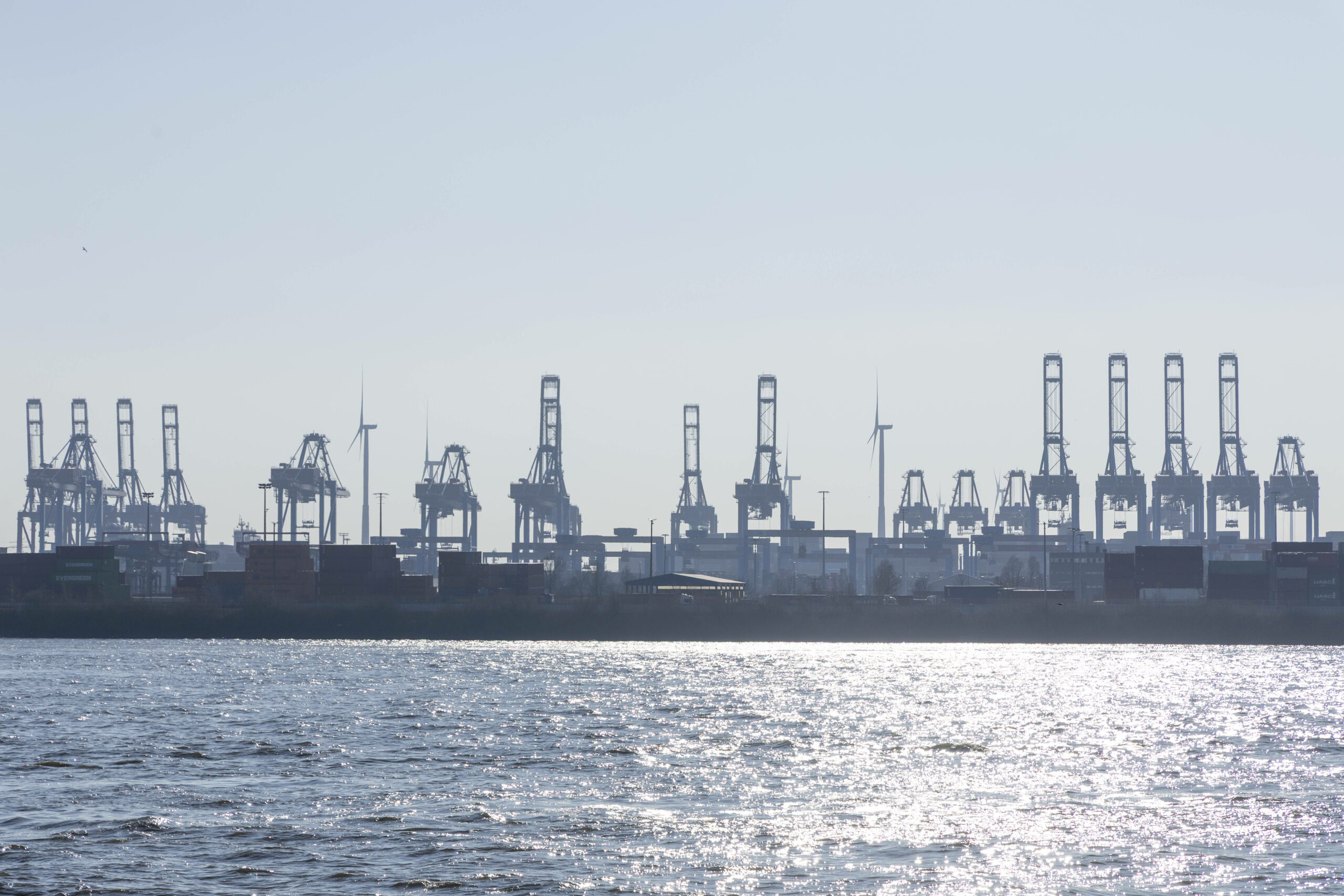 Ein Blick auf den Hamburger Hafen. Der Iran-Krieg hat Folgen für Hamburgs Hafen und Logistik.