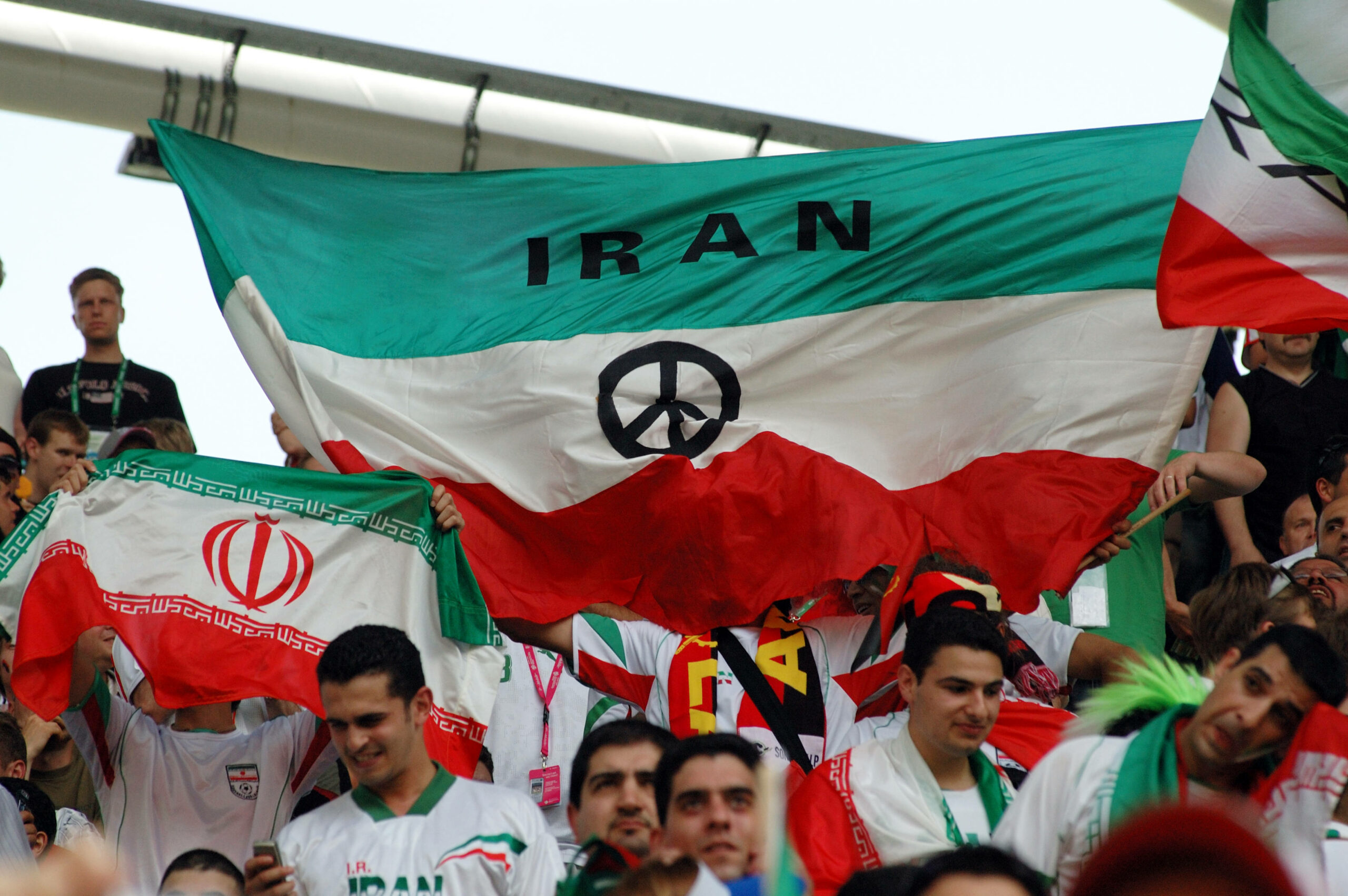Fans zeigen eine iranische Flagge auf einer Tribüne