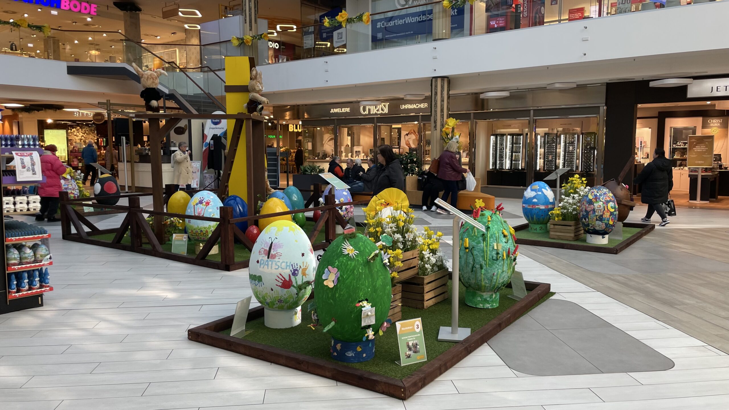 Kreativ gestaltete XXL-Ostereier.