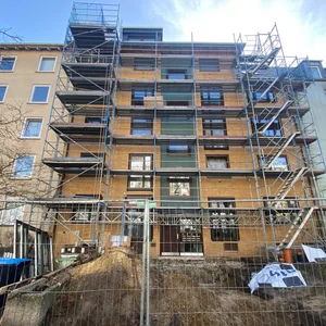 Im Abendrothsweg 61 kommen die Bewohner nicht mehr durch den Haupteingang in ihre Wohnungen.