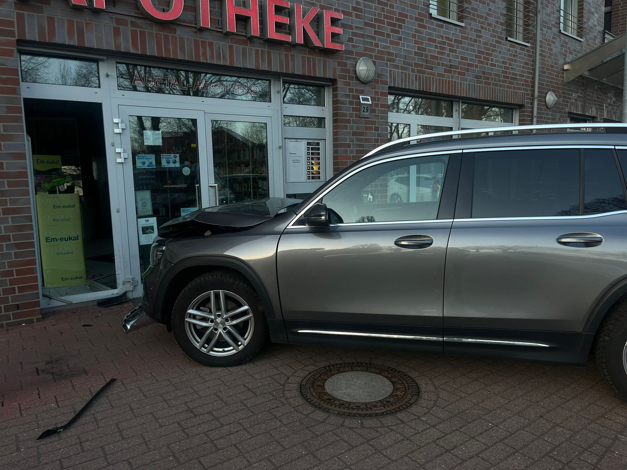 Mercedes vor Tür einer Apotheke