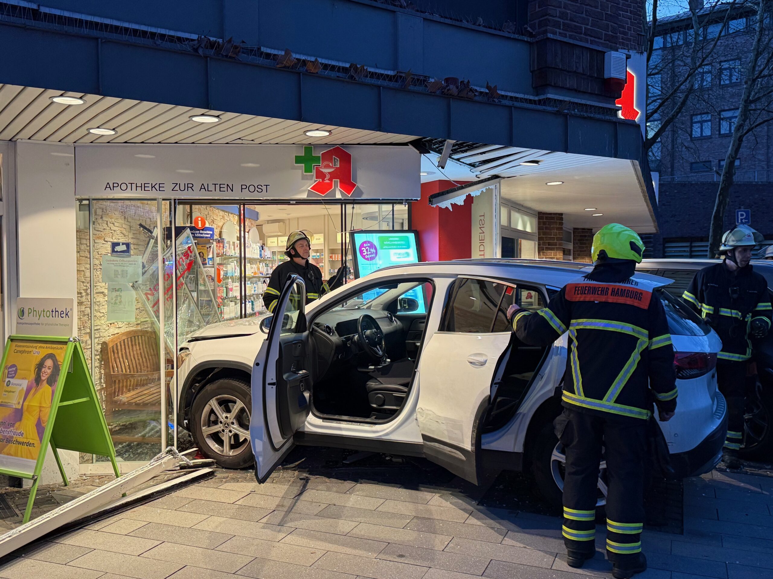 Ein Mercedes ist in den Eingangsbereich einer Apotheke gerast.