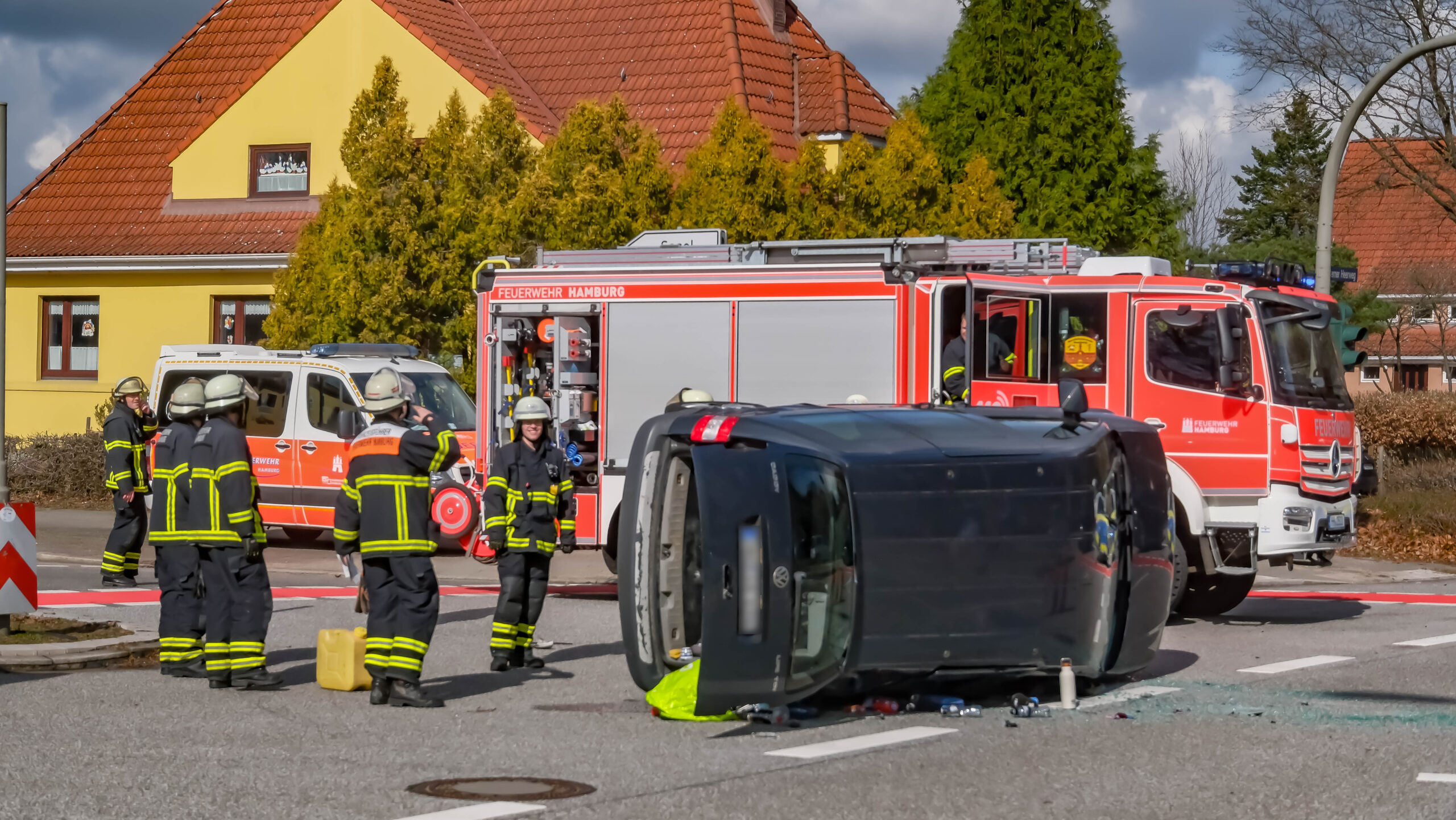 Der VW Caddy überschlug sich. Drei Menschen wurden dabei zum Teil schwer verletzt.