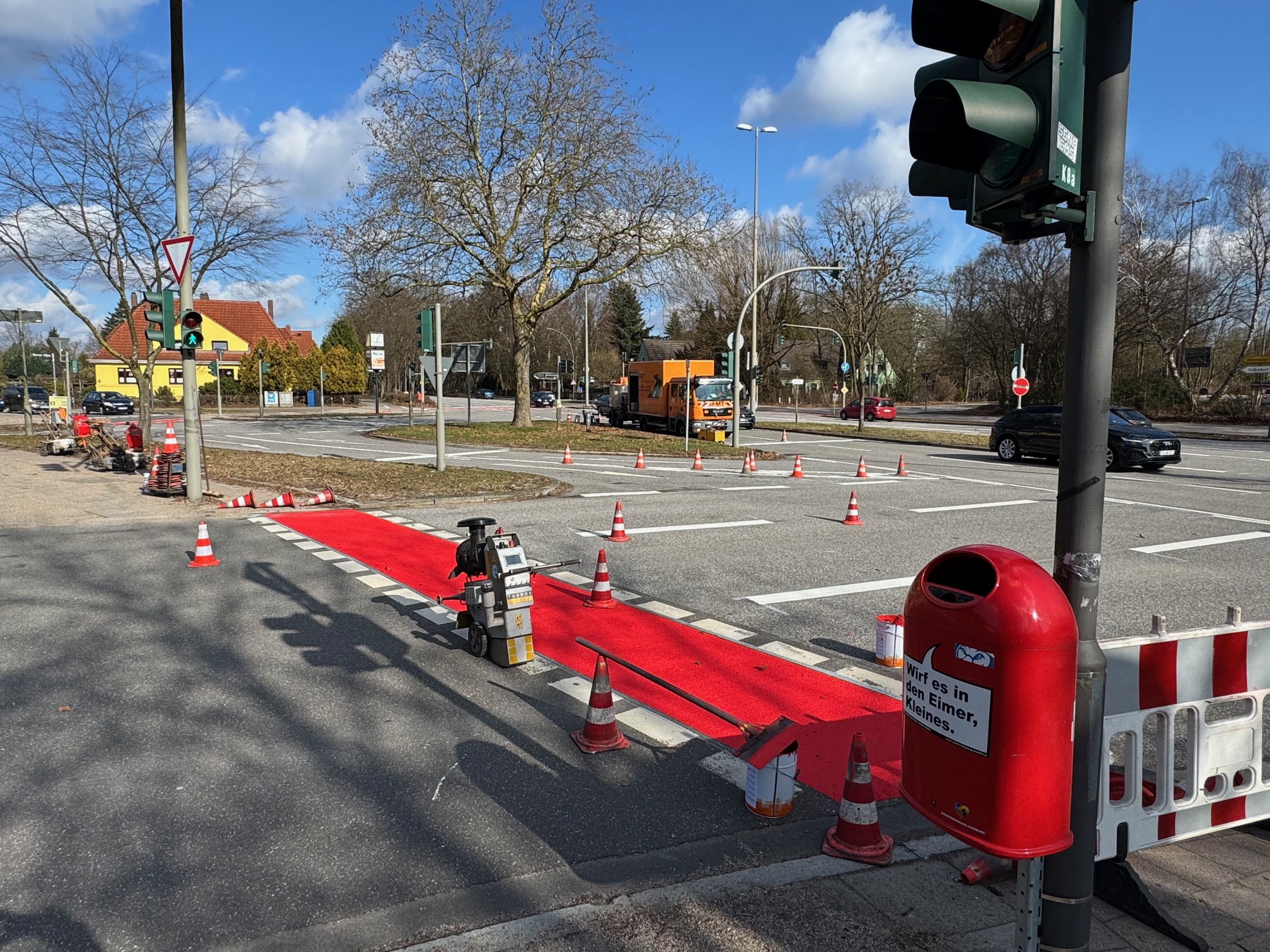 Am Sonntag färbten Mitarbeiter einer Fachfirma die Radspuren an der Kreuzung Berner Allee/Berner Heerweg rot.