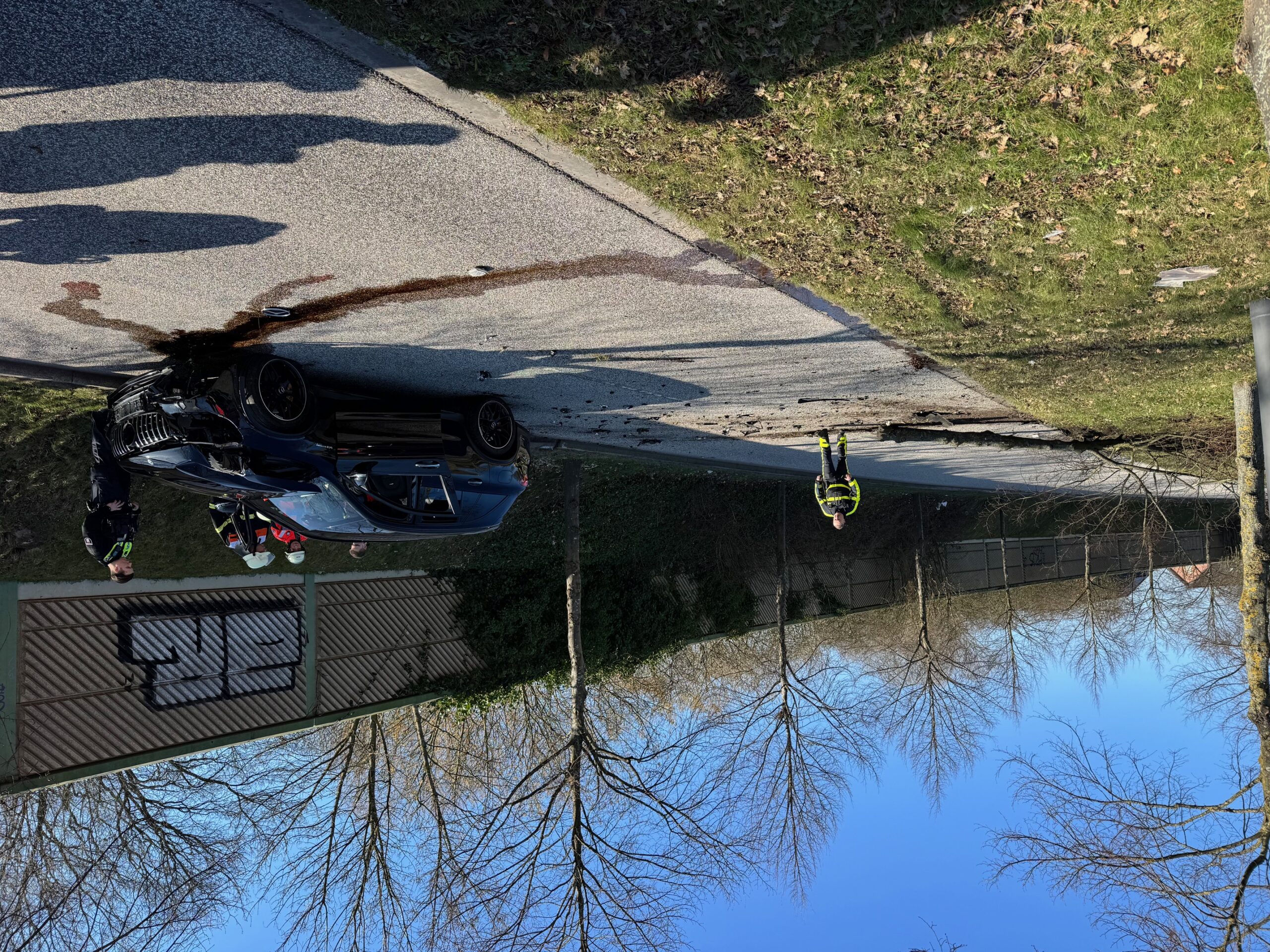 Wrack eines schwarzen AMG-SUV am Straßenrand