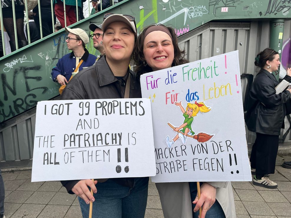 Angelina (l.) und Julie demonstrieren am internationalen Frauentag.