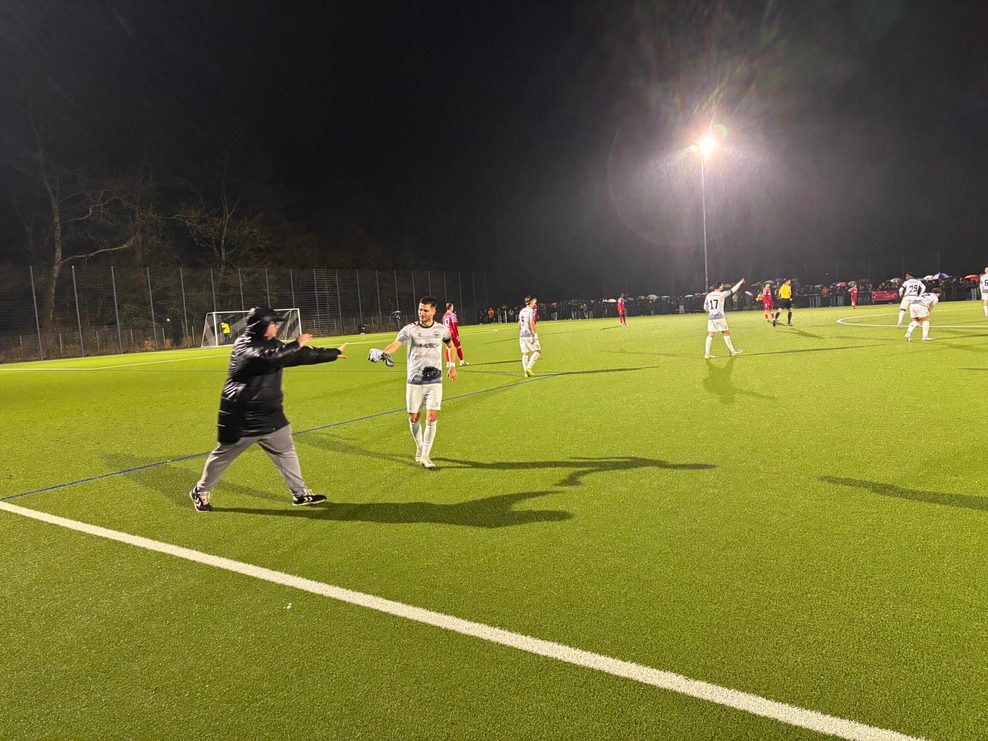 Erolind Krasniqi mit dem Trikot von Sebastian Hertner in der Hand
