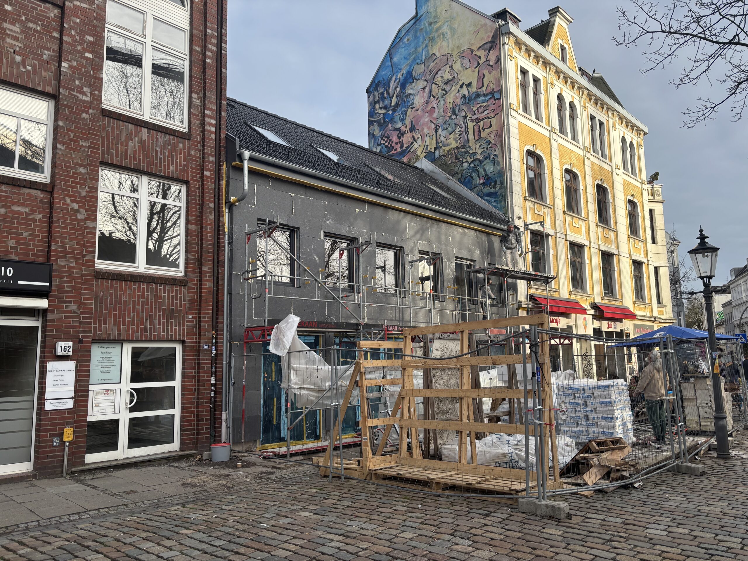 Graues Haus mit Baumaterial