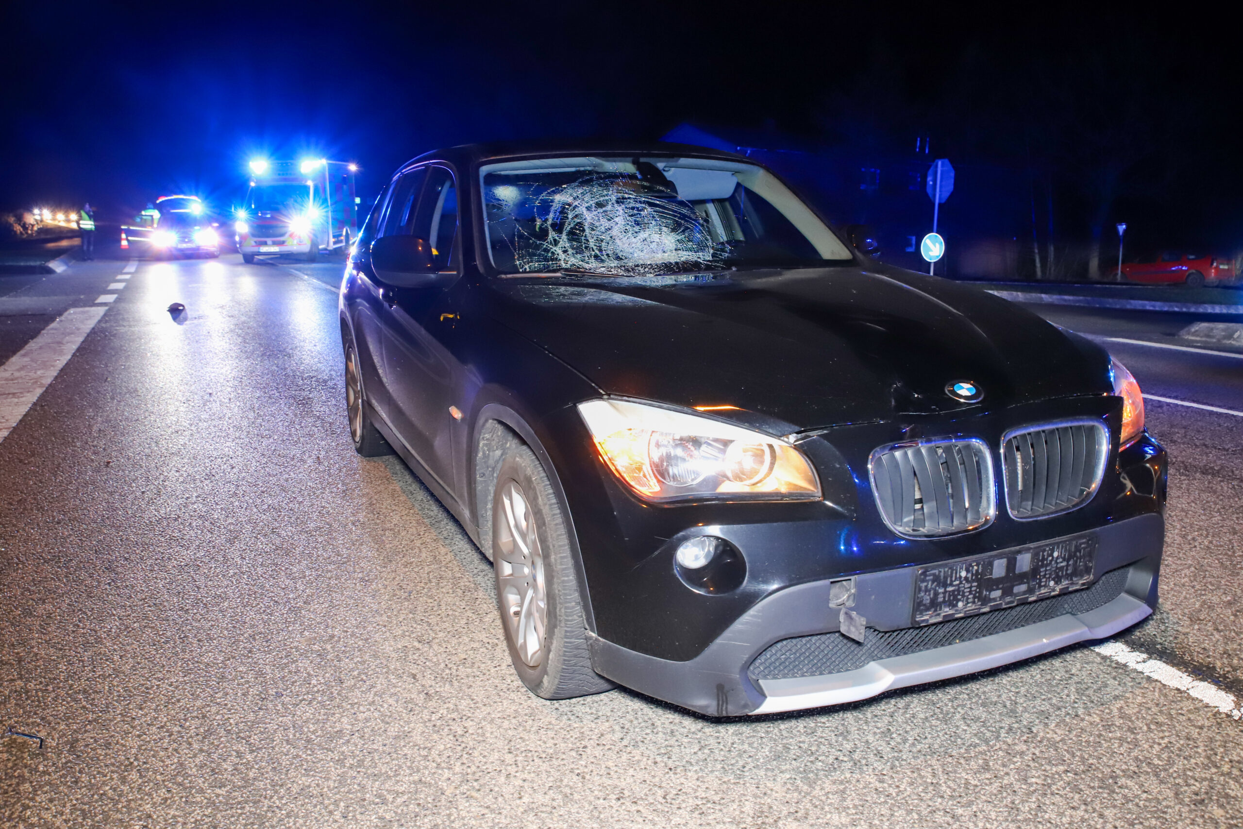 Nach dem Zusammenstoß wurde der Mann gegen die Windschutzscheibe geschleudert und stürzte zu Boden.