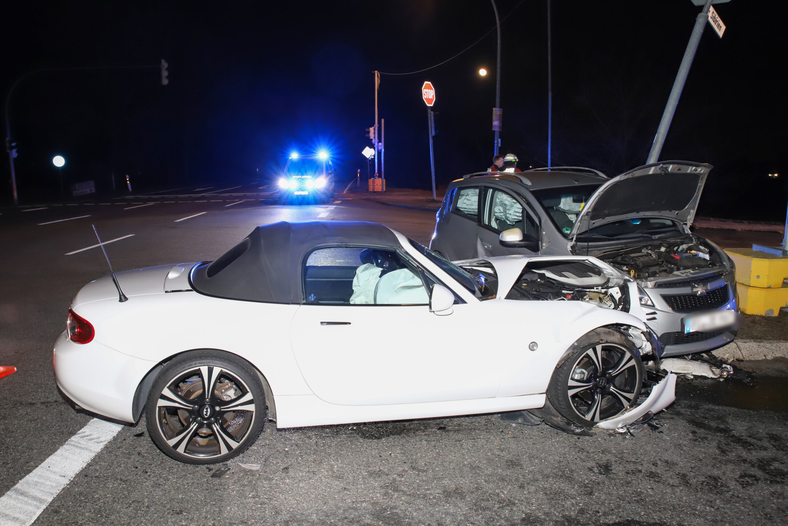 Beide Wagen wurden bei dem Unfall schwer beschädigt.
