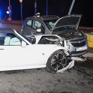Beide Wagen wurden bei dem Unfall schwer beschädigt.
