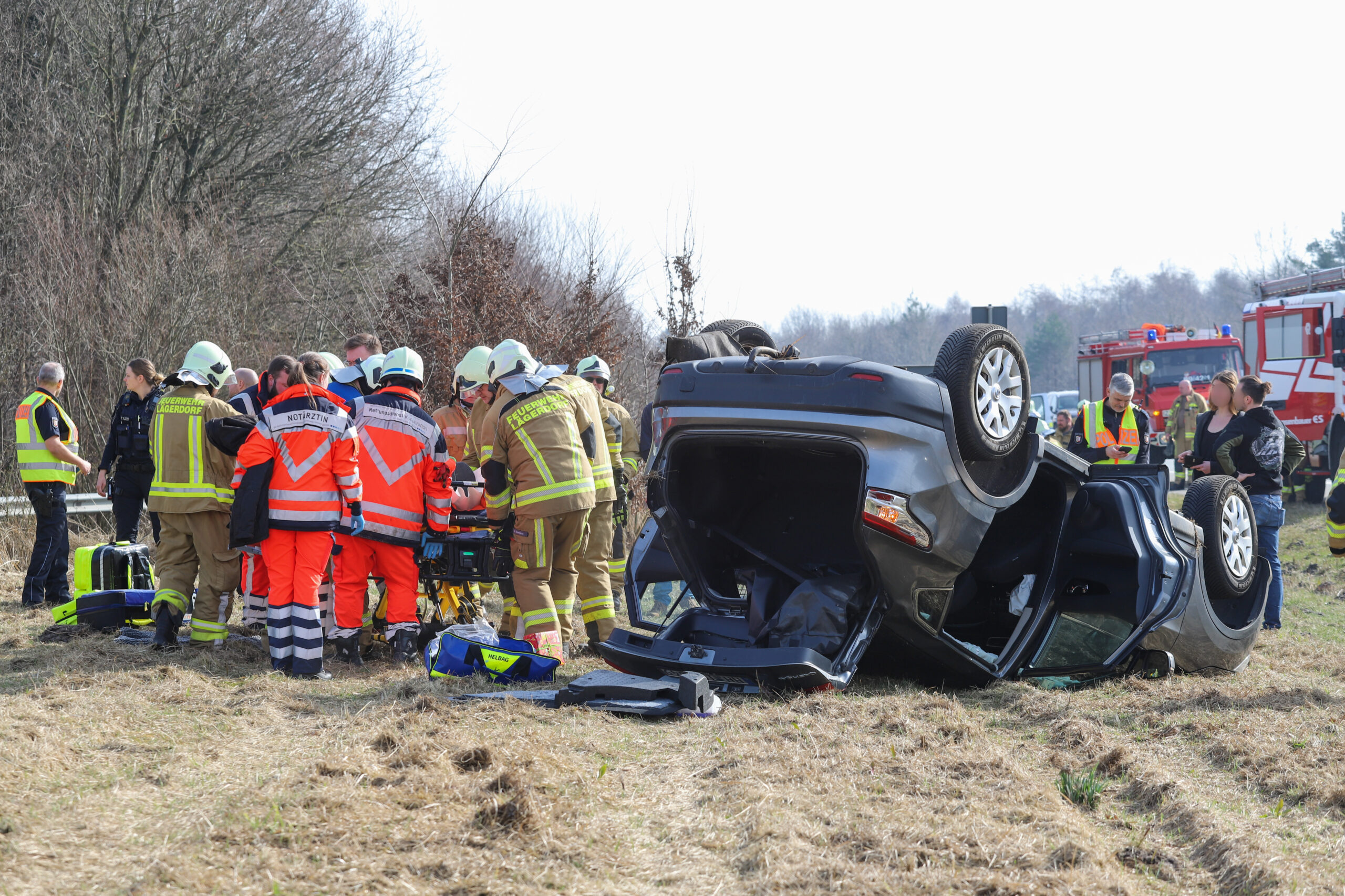 Der Wagen überschlug sich und kam neben der Autobahn auf.