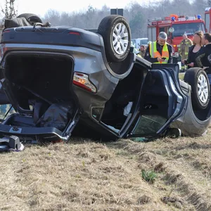 Der Wagen überschlug sich und kam neben der Autobahn auf.