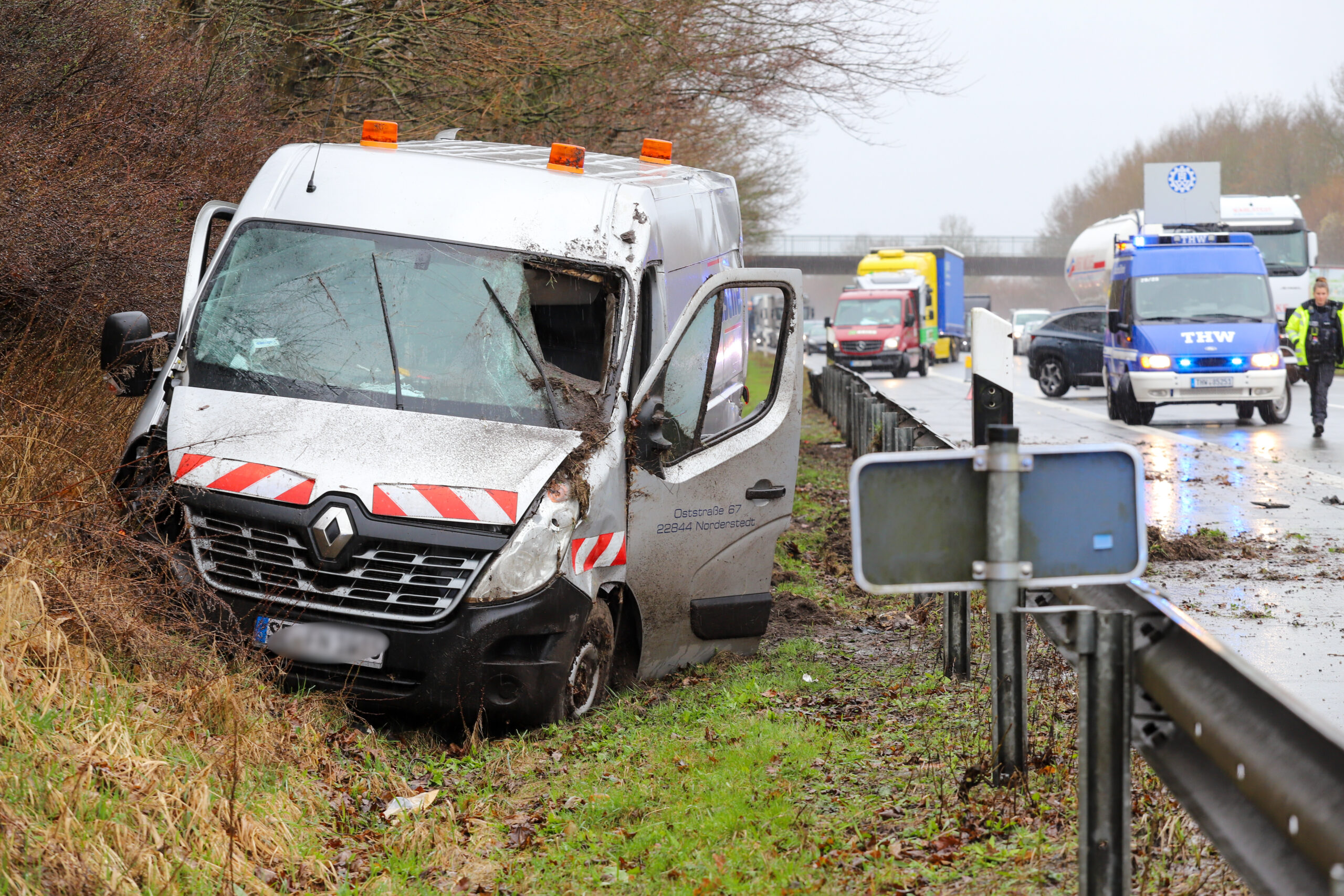 Der Wagen kam schwer beschädigt hinter der Leitplanke zum Stehen.