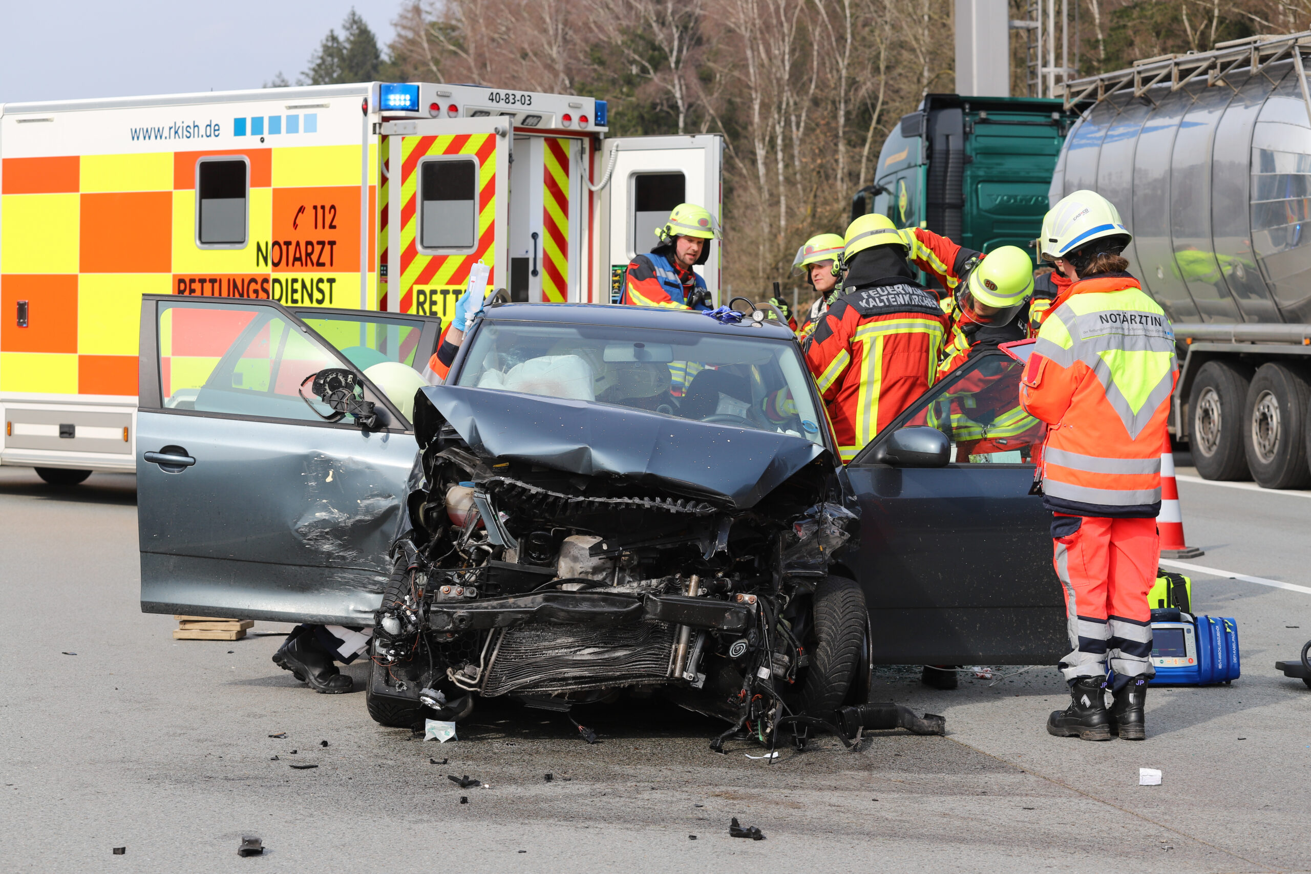 Zwei Menschen wurden bei einem schweren Unfall auf der A7 verletzt.