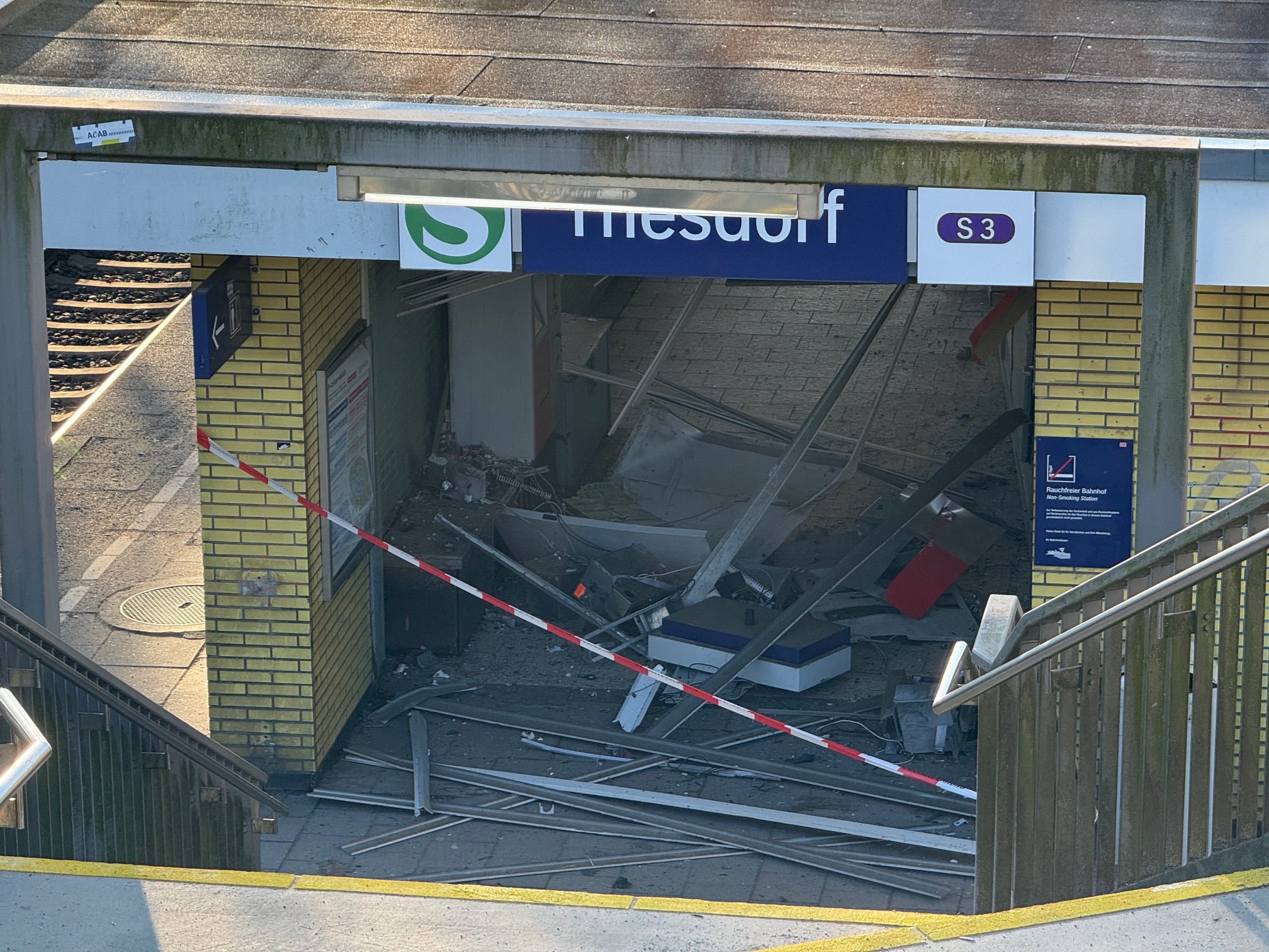 Absperrband und Trümmerteile blockieren den Eingang zum S-Bahnhof Thesdorf.