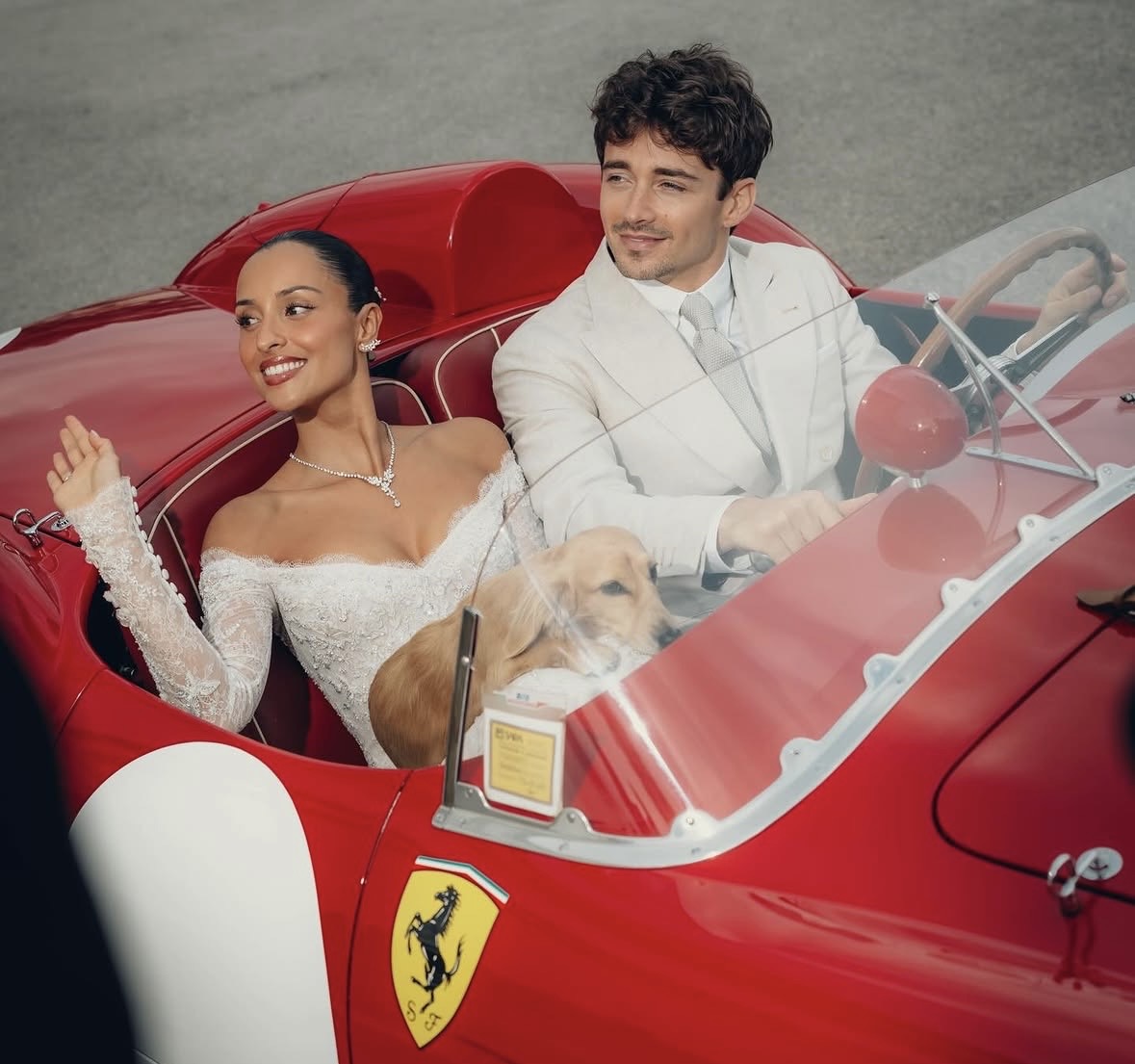 Charles Leclerc und Ehefrau Alexandra Saint Mleux auf einem Hochzeitsfoto in einem Ferrari Testa Rossa Oldtimer