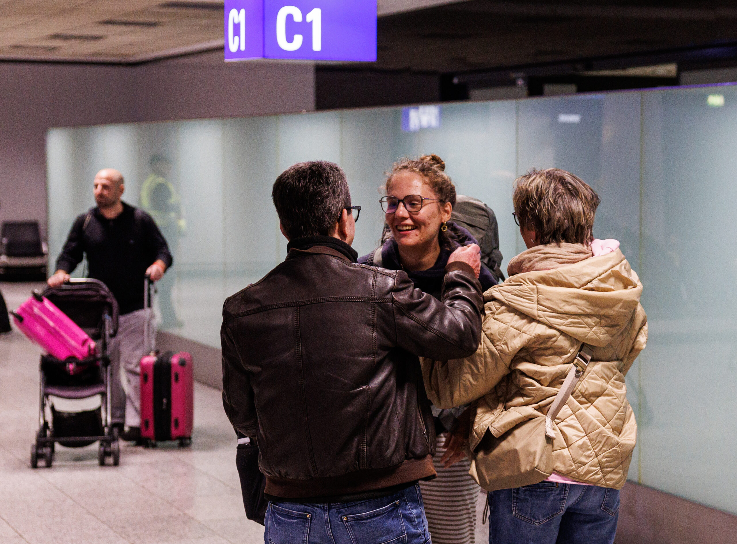 Francesca Matic wird von ihren Eltern nach ihrer Ankunft am Frankfurter Flughafen begrüßt.