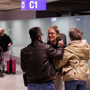 Francesca Matic wird von ihren Eltern nach ihrer Ankunft am Frankfurter Flughafen begrüßt.