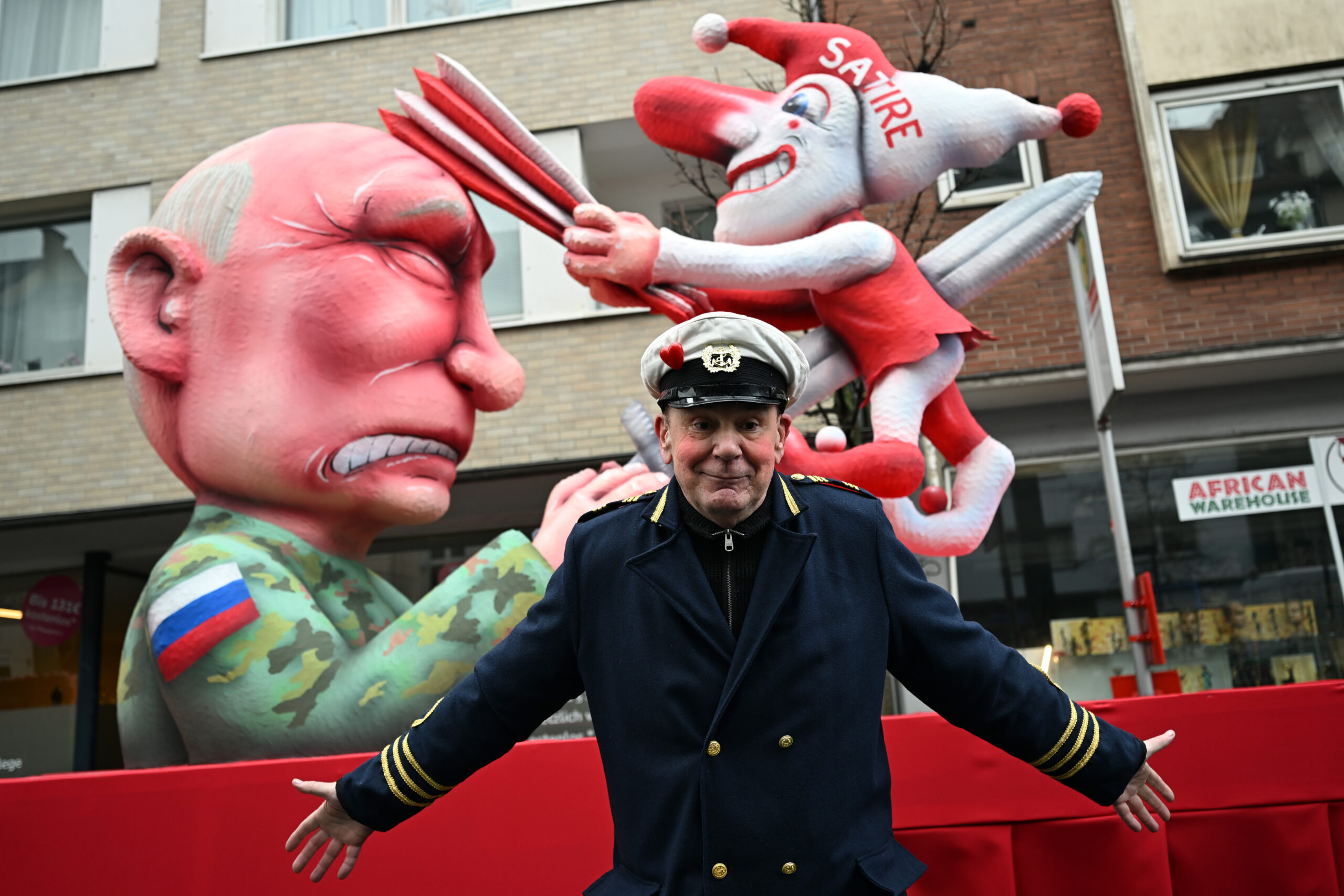 Jacques Tilly vor einem seiner Putin-Wagen. Moskau will den Düsseldorfer unter anderem wegen „Verletzung religiöser Gefühle“ schuldig sprechen.