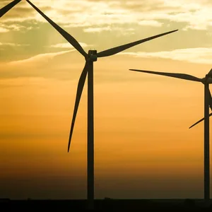 Windräder drehen sich in einem Windpark an der Nordsee.