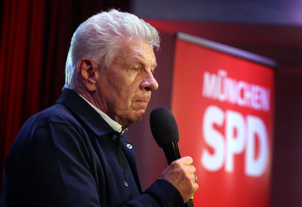 Dieter Reiter (SPD), Oberbürgermeister von München, steht bei der Wahlparty der SPD zur Stichwahl um das Oberbürgermeisteramt auf der Bühne.