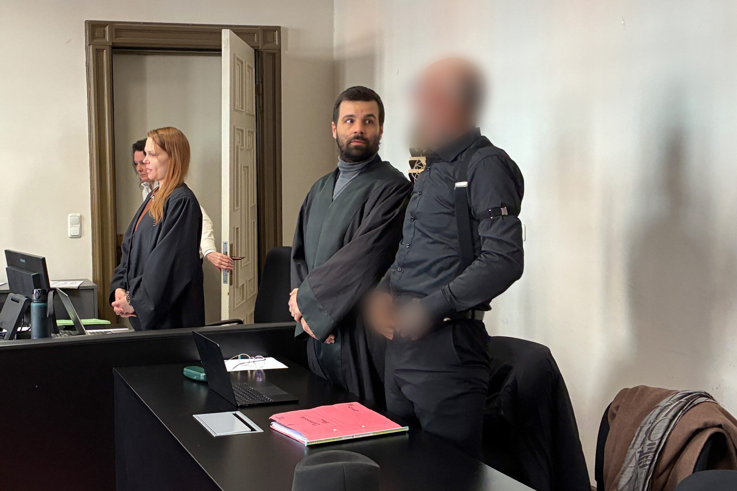 Ein 51-Jähriger steht wegen Mordversuchs und wegen gefährlicher Körperverletzung an seiner Ehefrau vor dem Landgericht Hamburg.