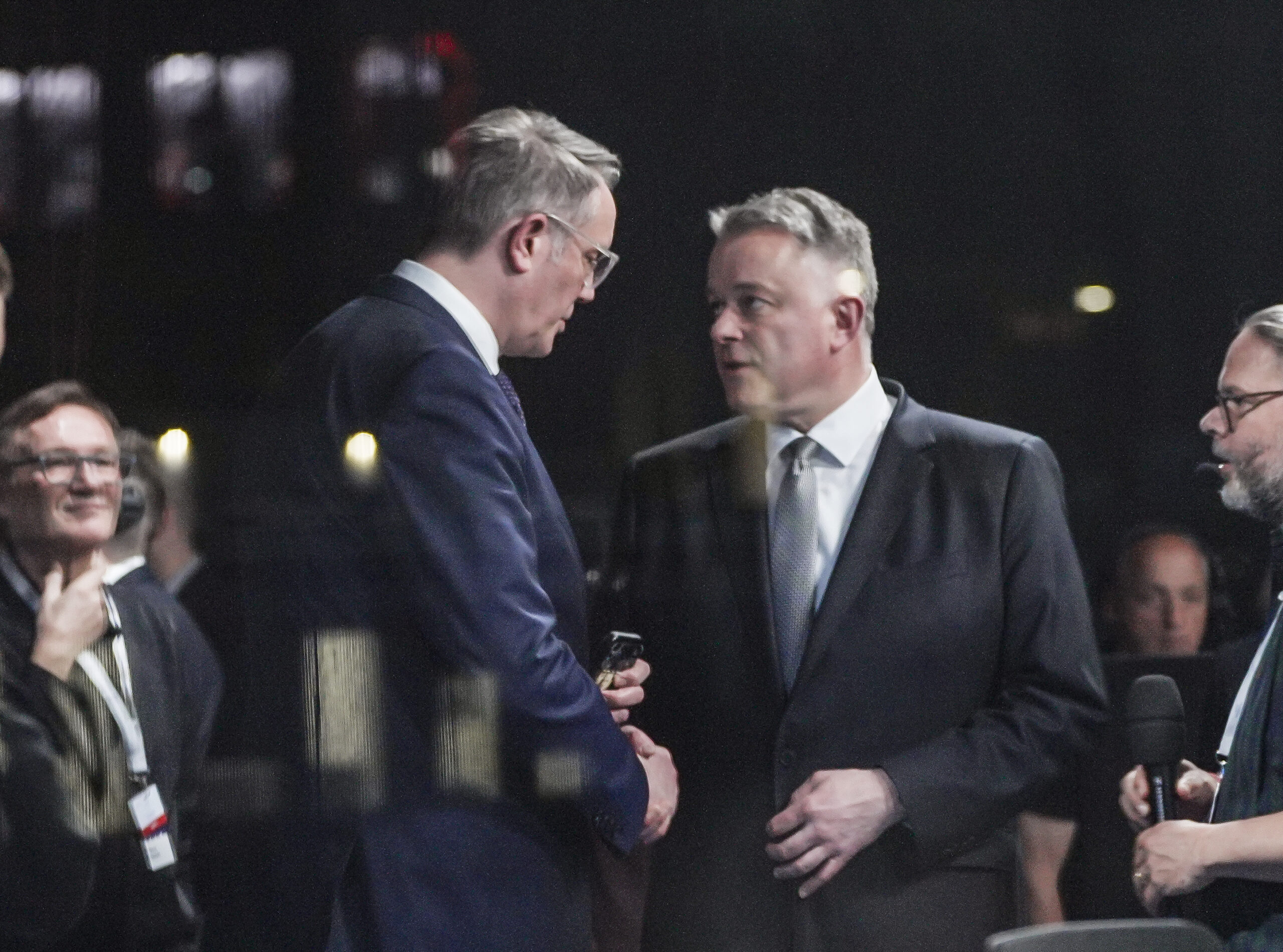 Ministerpräsident Alexander Schweitzer (l, SPD) gibt Gordon Schnieder (CDU), Landesparteichef, im ARD Fernsehstudio die Hand.