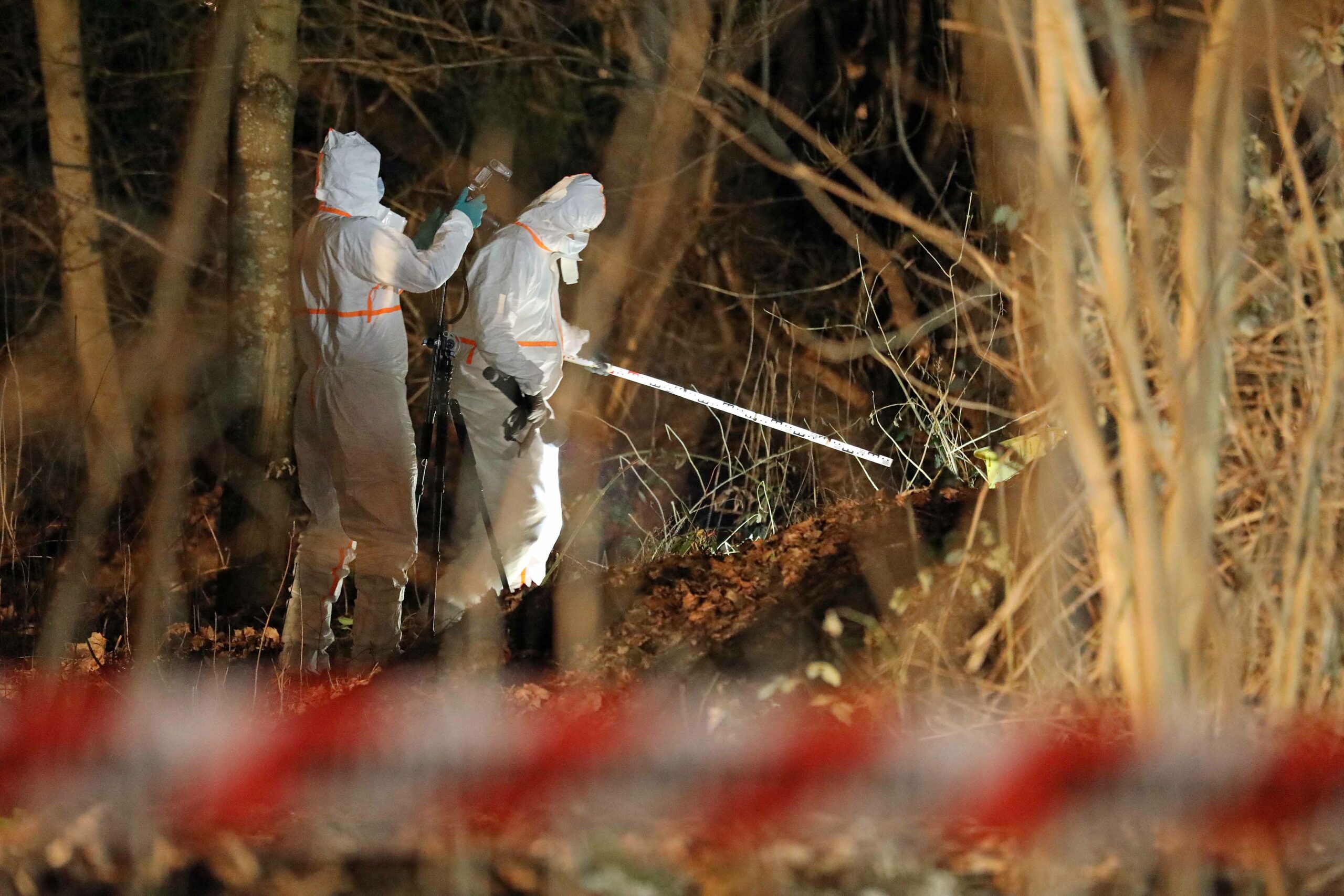 In einem kleinen Wald in Rostock wurde eine Leiche in einer Wanne gefunden.