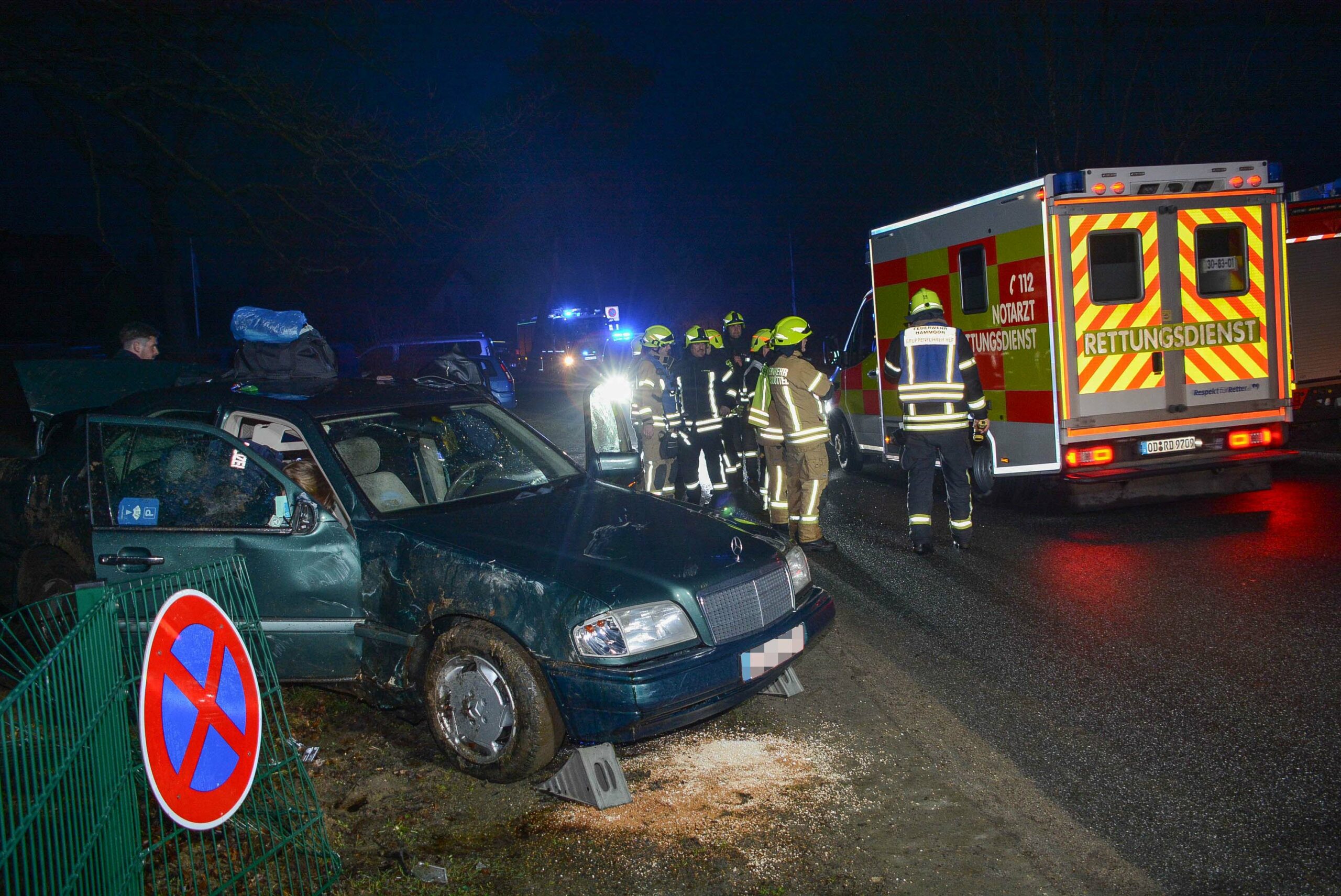 Merdedes verunglückt in Tremsbüttel – verletzter Fahrer iefert sich Katz und Maus-Spiel mit der Polizei