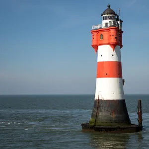 Ein Leuchtturm mitten im Wasser