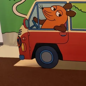 Ein Aufsteller der Maus, die einen Bus fährt.