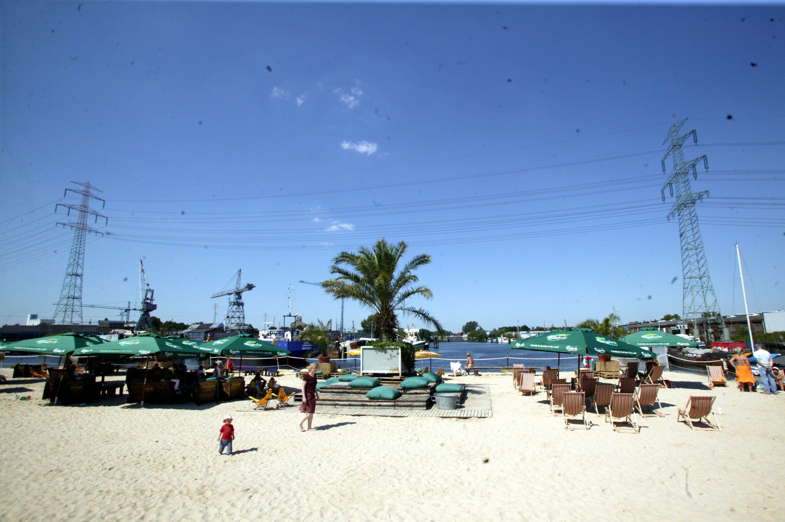 Beachclub im Hafenambiente