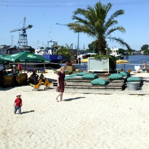 Beachclub im Hafenambiente