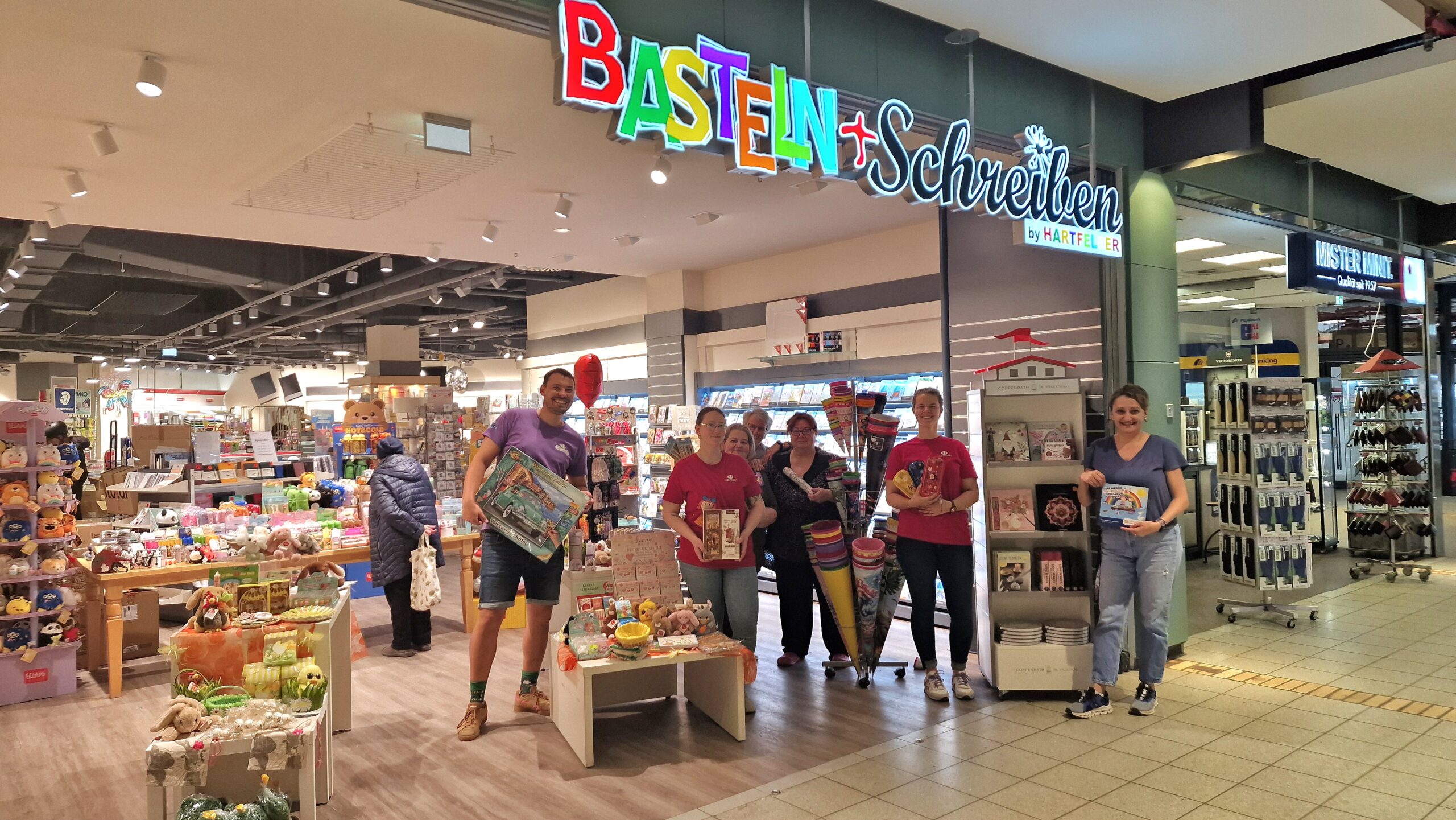 Nils Hartfelder (links) mit seinem Team vor seinem neuen Laden im Mercado Ottensen.