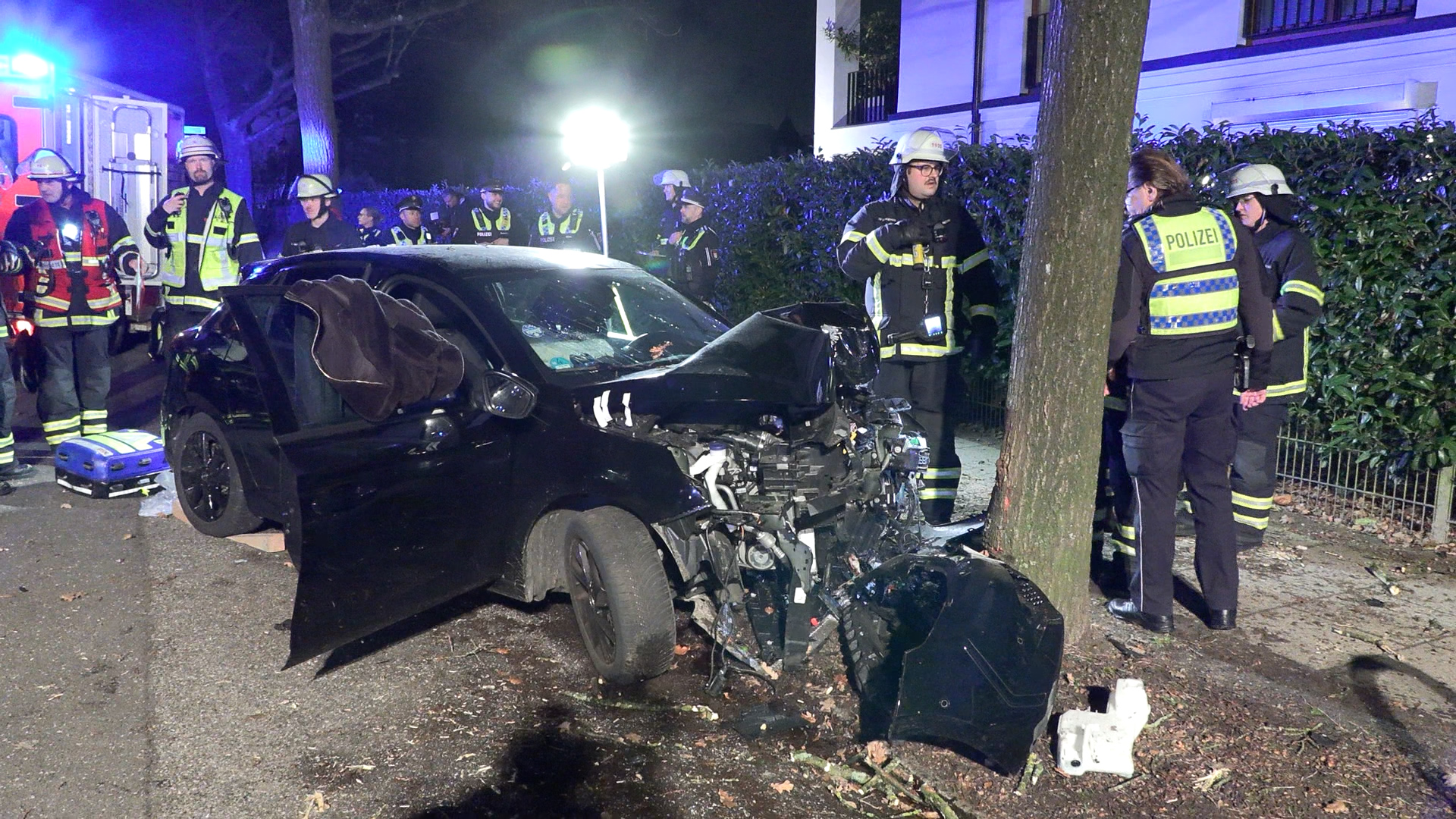 Das Unglück ereignete sich in der Goernestraße in einer Tempo-30-Zone im Bereich einer Brücke.