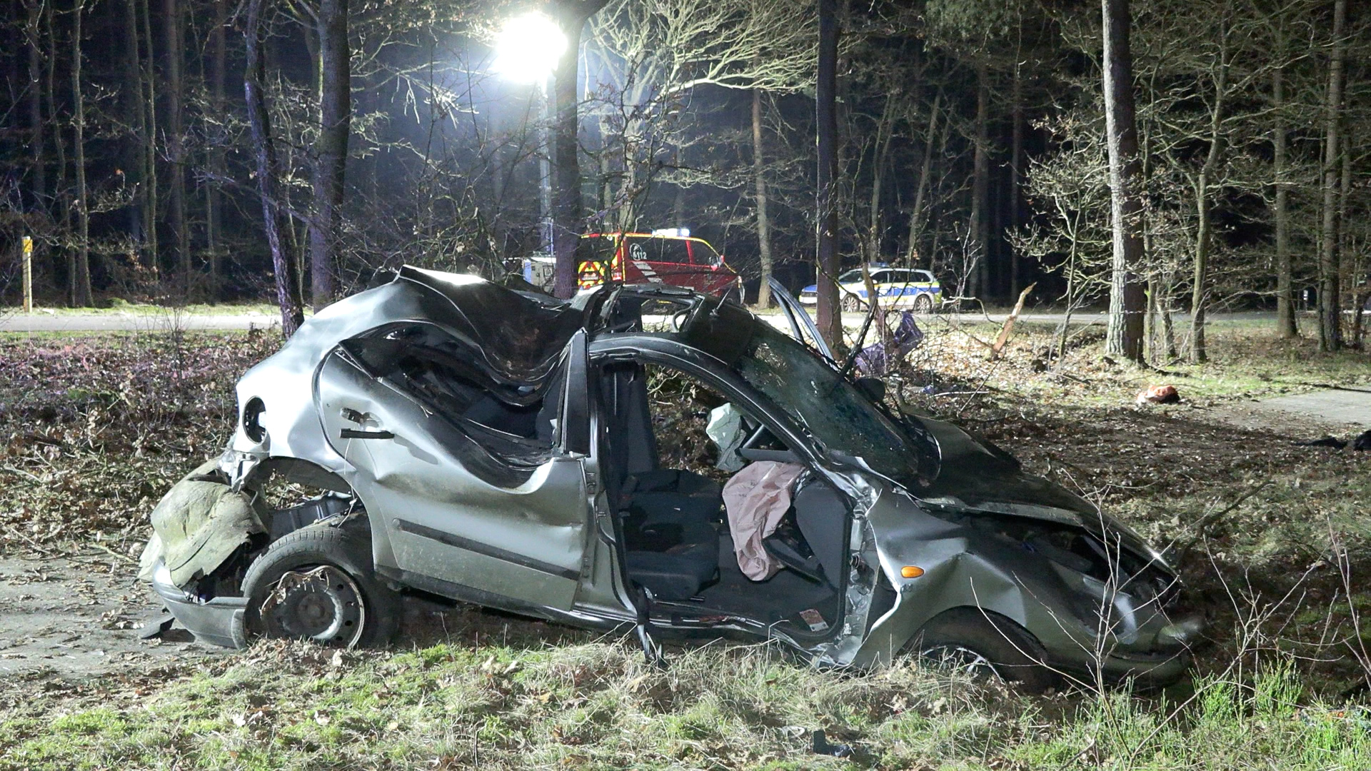 Der Wagen wurde bei dem Unfall komplett zerstört, vier junge Menschen sind schwer verletzt.