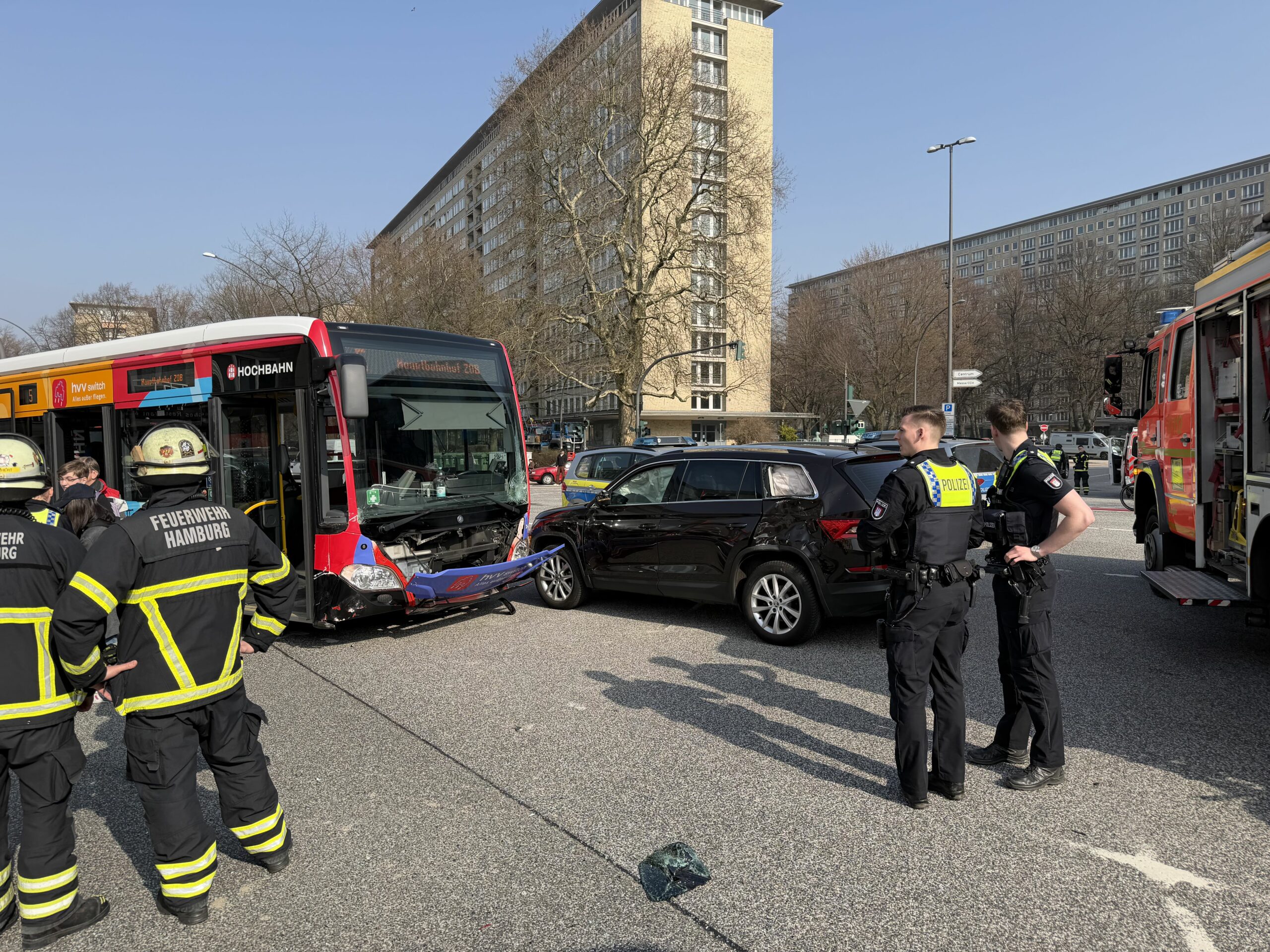 Kollision zwischen Bus und SUV in Harvestehude – 12 zum Teil schwer Verletzte