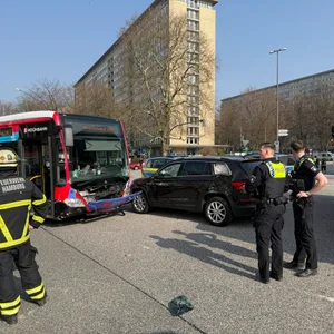 Kollision zwischen Bus und SUV in Harvestehude – 12 zum Teil schwer Verletzte