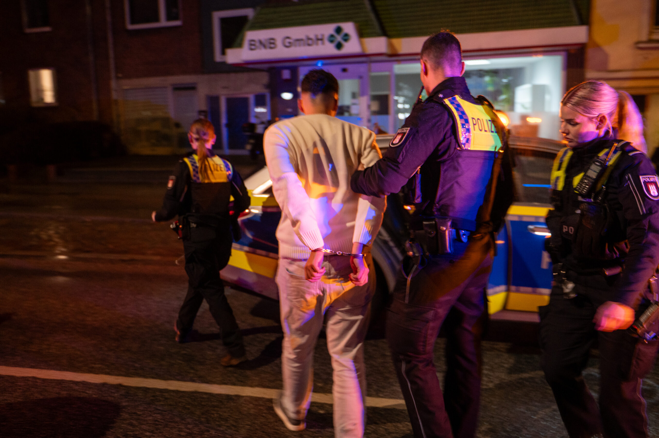 Mann vor Shisha Bar mit Schusswaffe bedroht – Großeinsatz der Polizei in Wandsbek