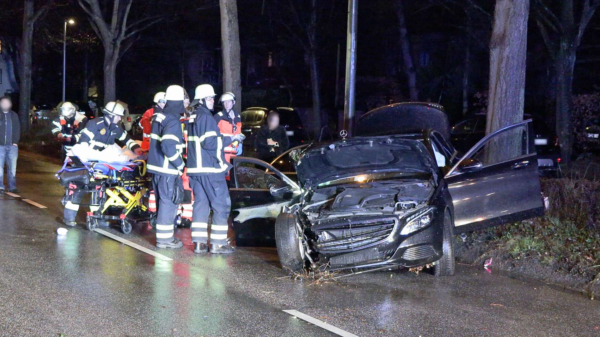 Bei dem Unfall wurden zwei Insassen des AMG Mercedes schwer verletzt.