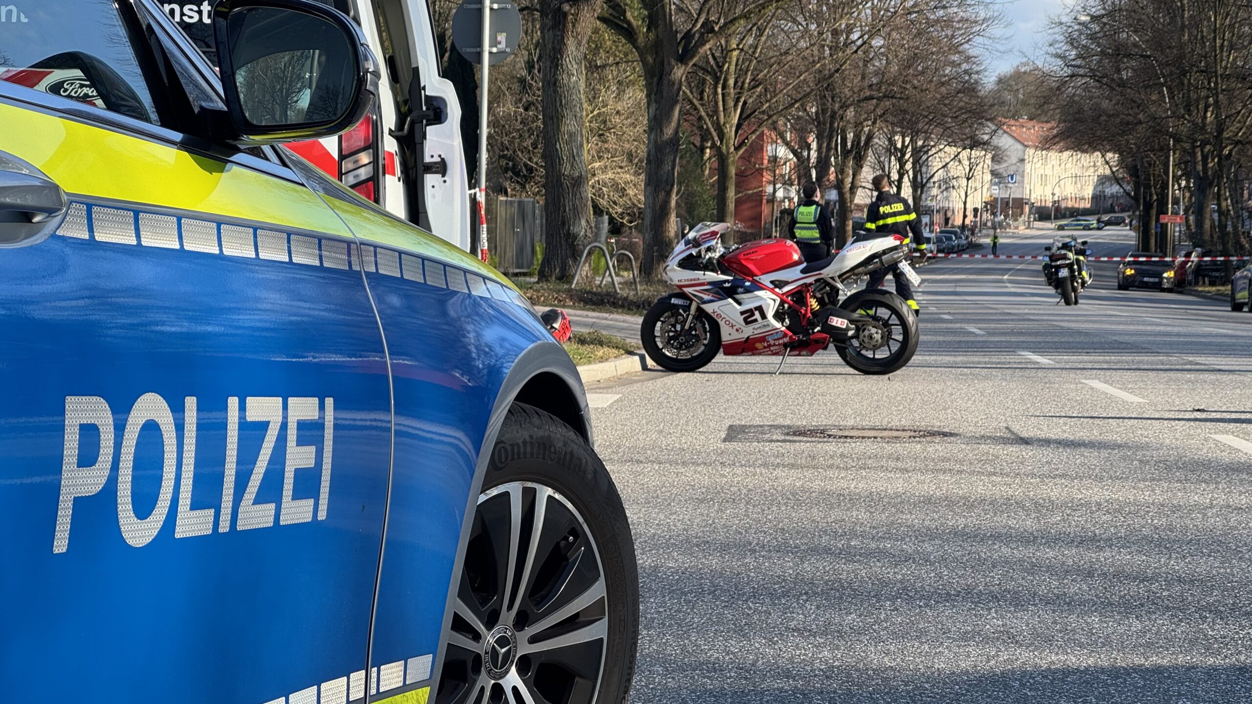 Auf der Habichtstraße in Hamburg-Barmbek ist ein Motorradfahrer tödlich verunglückt.