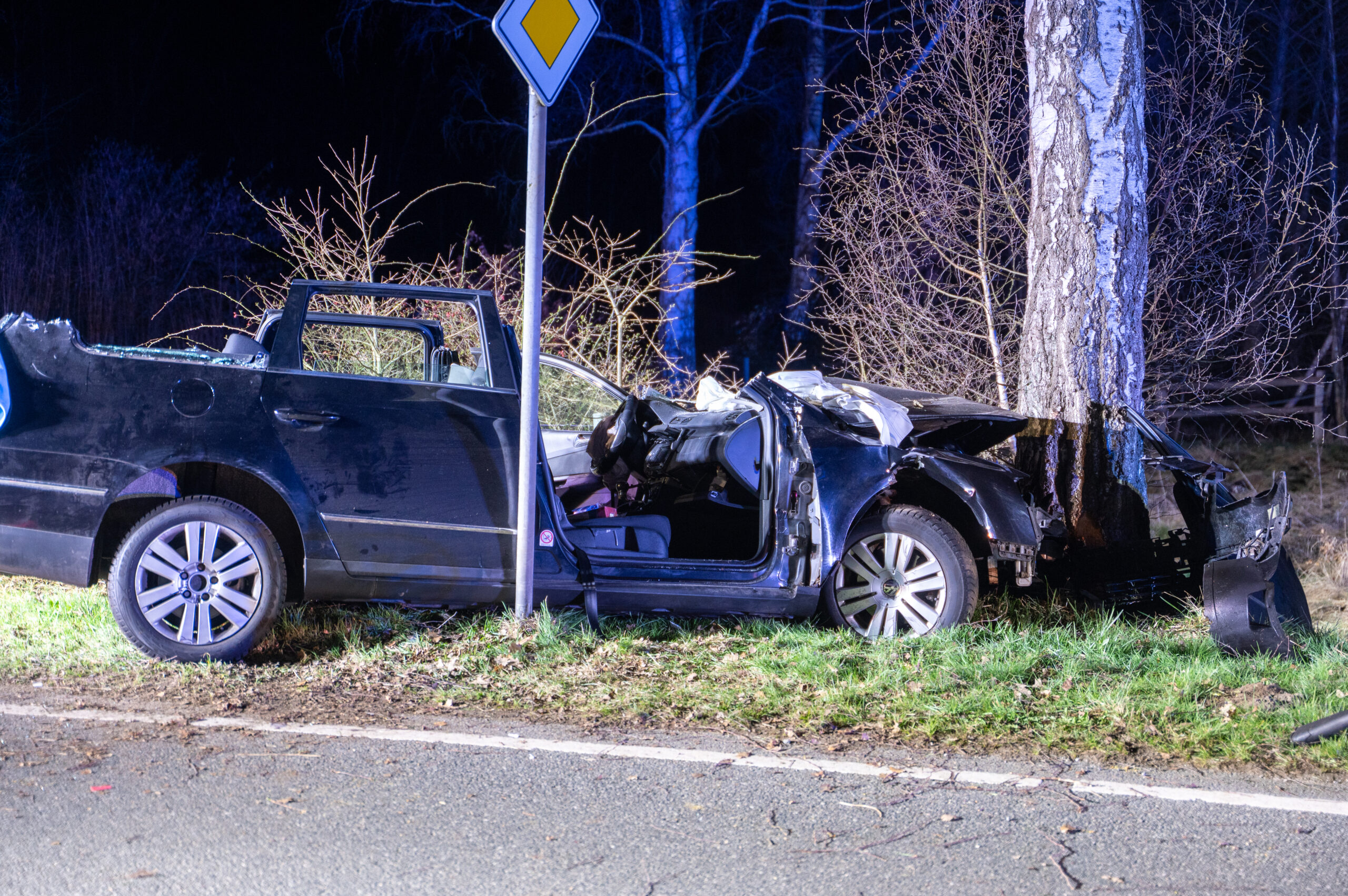 Deutsch Evern Unfall Baum Pkw
